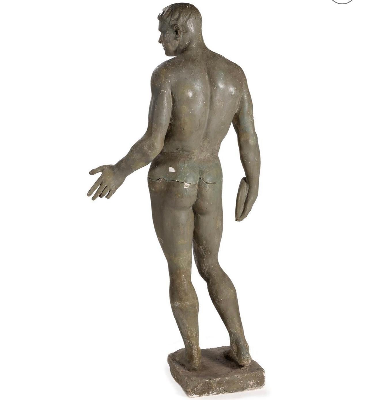 Attribué à Jean Rene Gauguin (franco-danois, 1881-1961), le lanceur de disque Copenhague, Circa 1926-1927 
Statuette en plâtre sculpté et peint de taille réelle sur un socle intégral (195 cm de haut). Plus que probablement une maquette.

Fils de