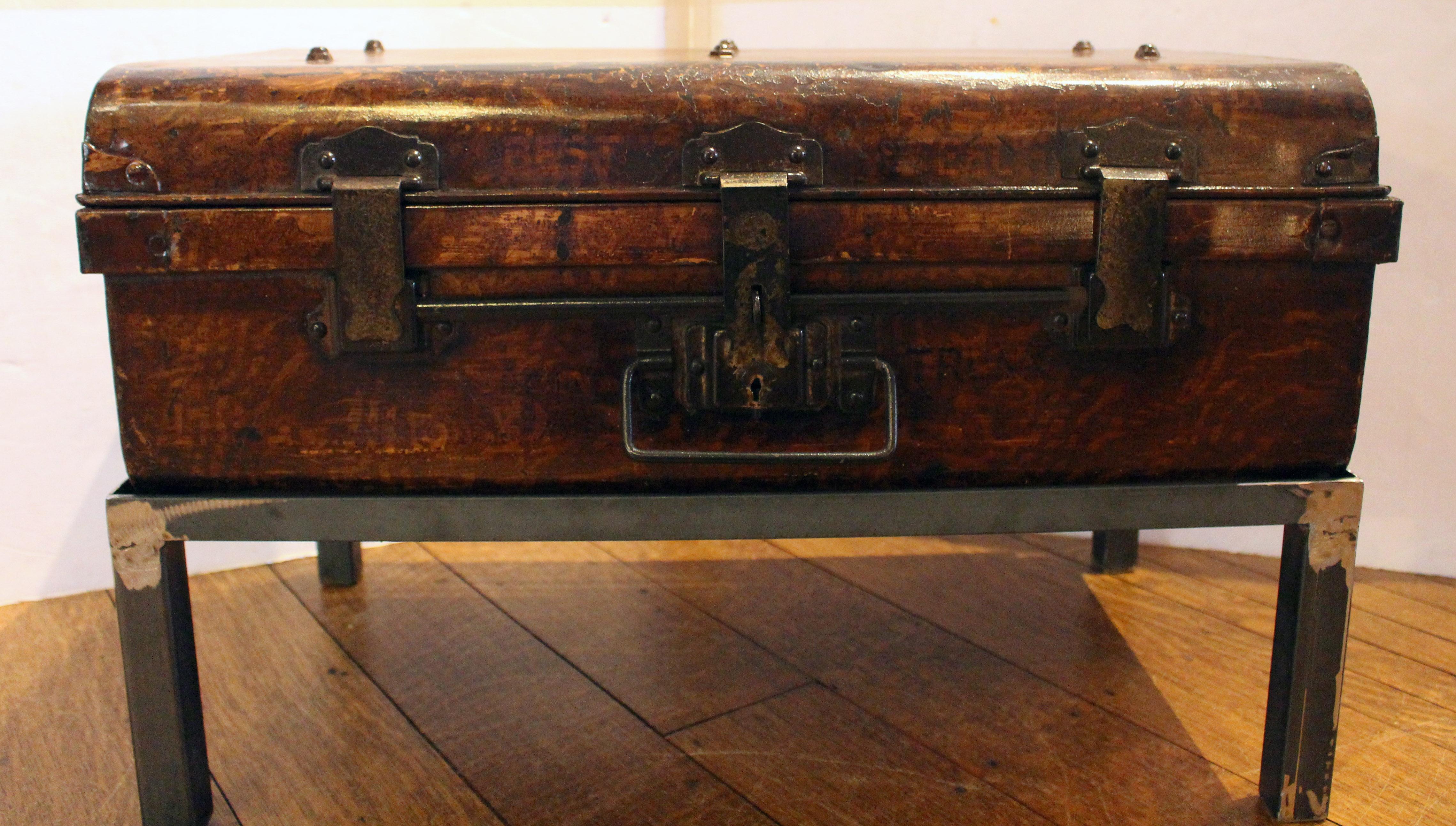 Faux-Bois-Stahlkoffer aus dem frühen 20. Jahrhundert auf Ständer, wahrscheinlich amerikanisch. Hergestellt von der Star Steel Trunk Co., gekennzeichnet auf den 3 Schlossverschlüssen und dem originalen Papieretikett im Deckel. Eine verschiebbare