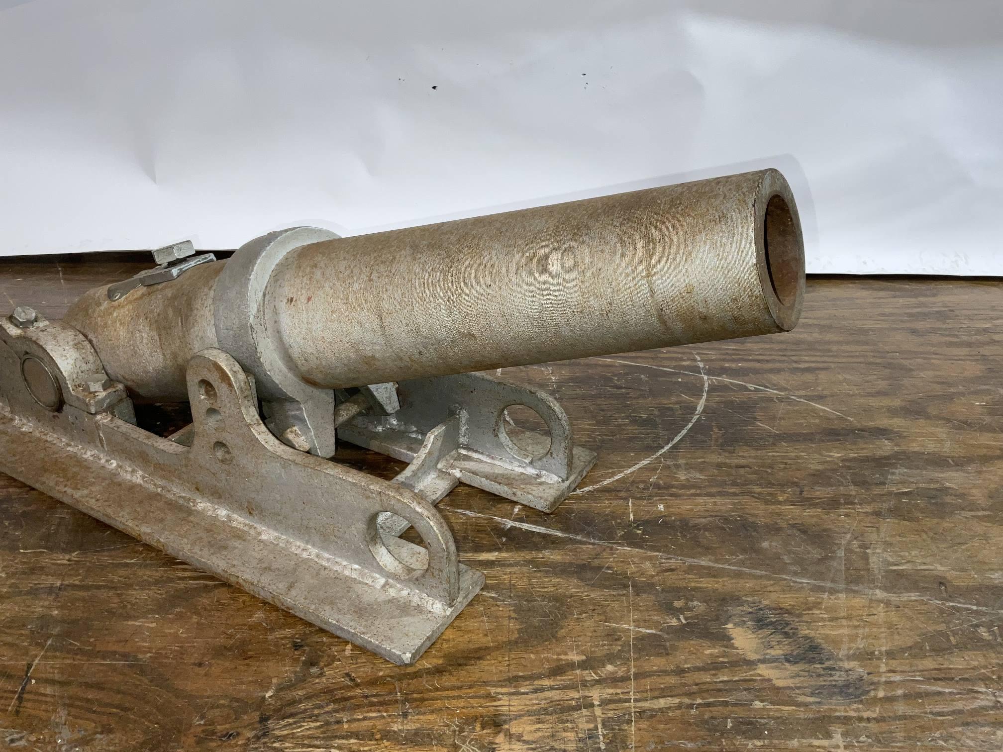 Pistolet de lancer de ligne avec l'insigne du fabricant, le canon et l'affût. L'ensemble de l'unité est en fer et non en bronze. La barre de réglage du niveau avant est présente. Longueur totale : 33