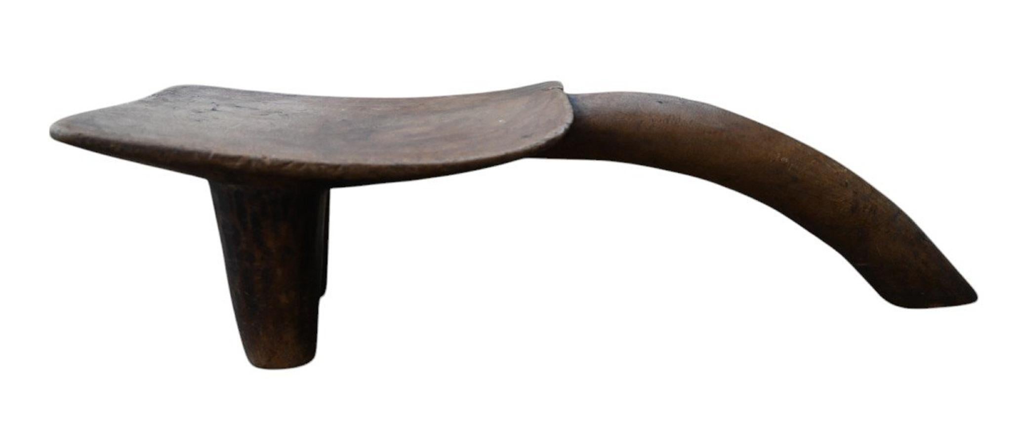 Rare chaise tribale Lobi du Burkina Faso, datant du début des années 1900 et magnifiquement vieillie. Sculptée à la main dans un seul morceau de bois dur, cette pièce sculpturale reflète le minimalisme raffiné et la force tranquille du design tribal
