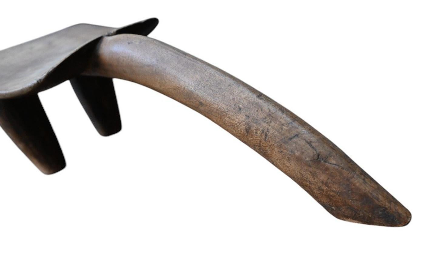 Sculpté à la main Chaise tribale Lobi du début du 20e siècle avec dossier arqué - Burkina Faso en vente