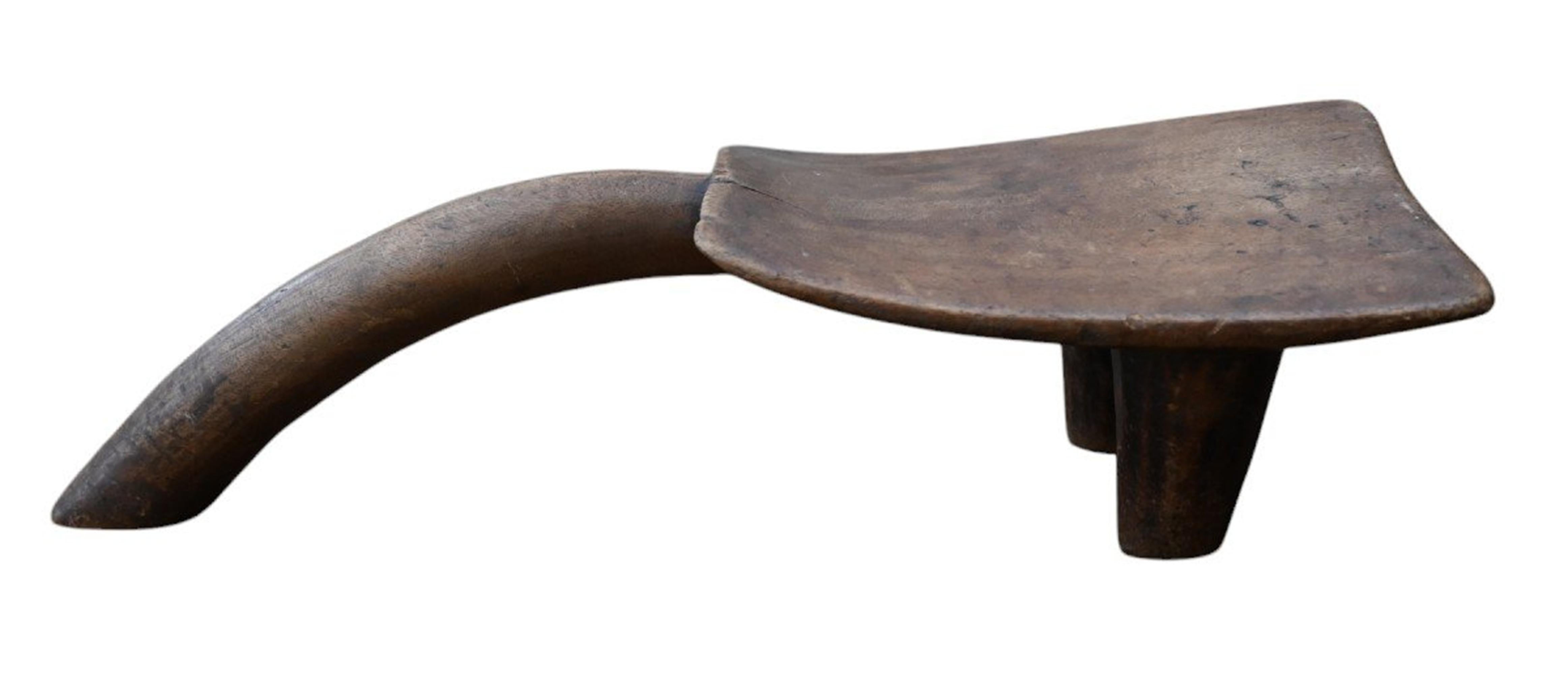 20ième siècle Chaise tribale Lobi du début du 20e siècle avec dossier arqué - Burkina Faso en vente
