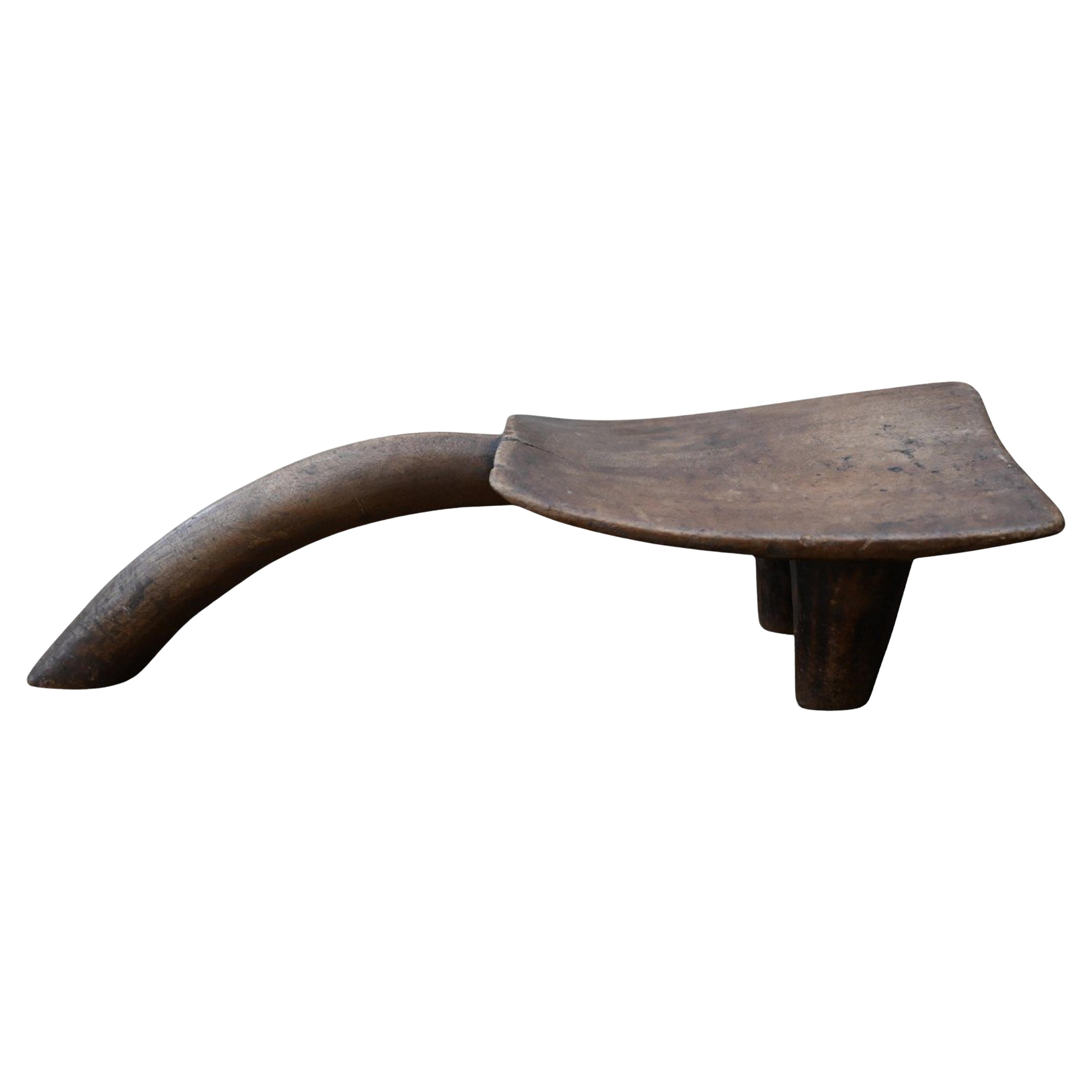 Chaise tribale Lobi du début du 20e siècle avec dossier arqué - Burkina Faso en vente