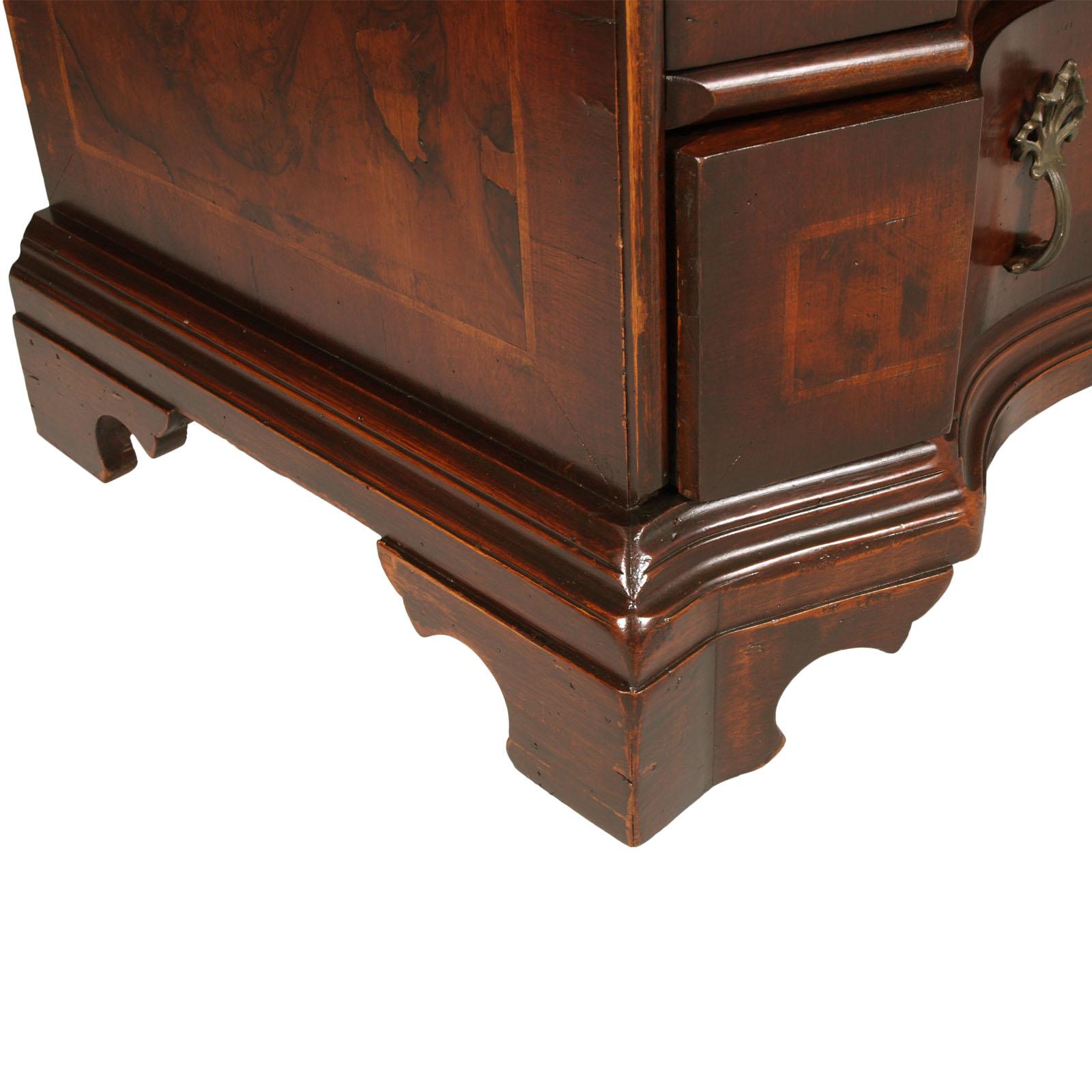 1920s Lombard Secretary Desk Commode in Walnut & Burl Veneer, Threaded Maple In Good Condition For Sale In Vigonza, Padua