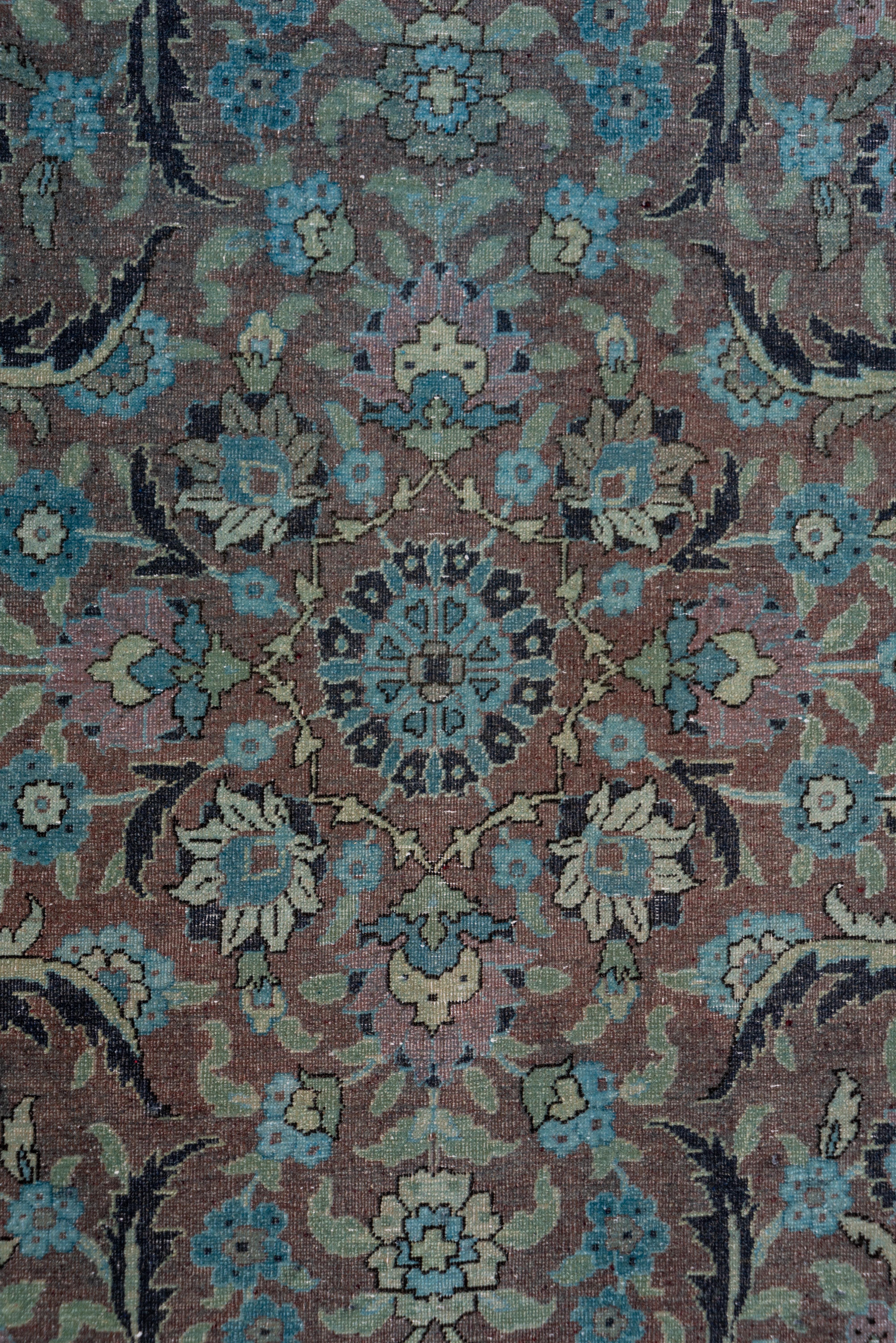 Un motivo di foglie ricurve bicolore, palmette e diverse varietà di rosette, ma non un Herati, è dettagliato in blu chiaro e carbone e copre il fondo taupe abraso. Il bordo azzurro di questo runner da città della Turchia orientale, finemente