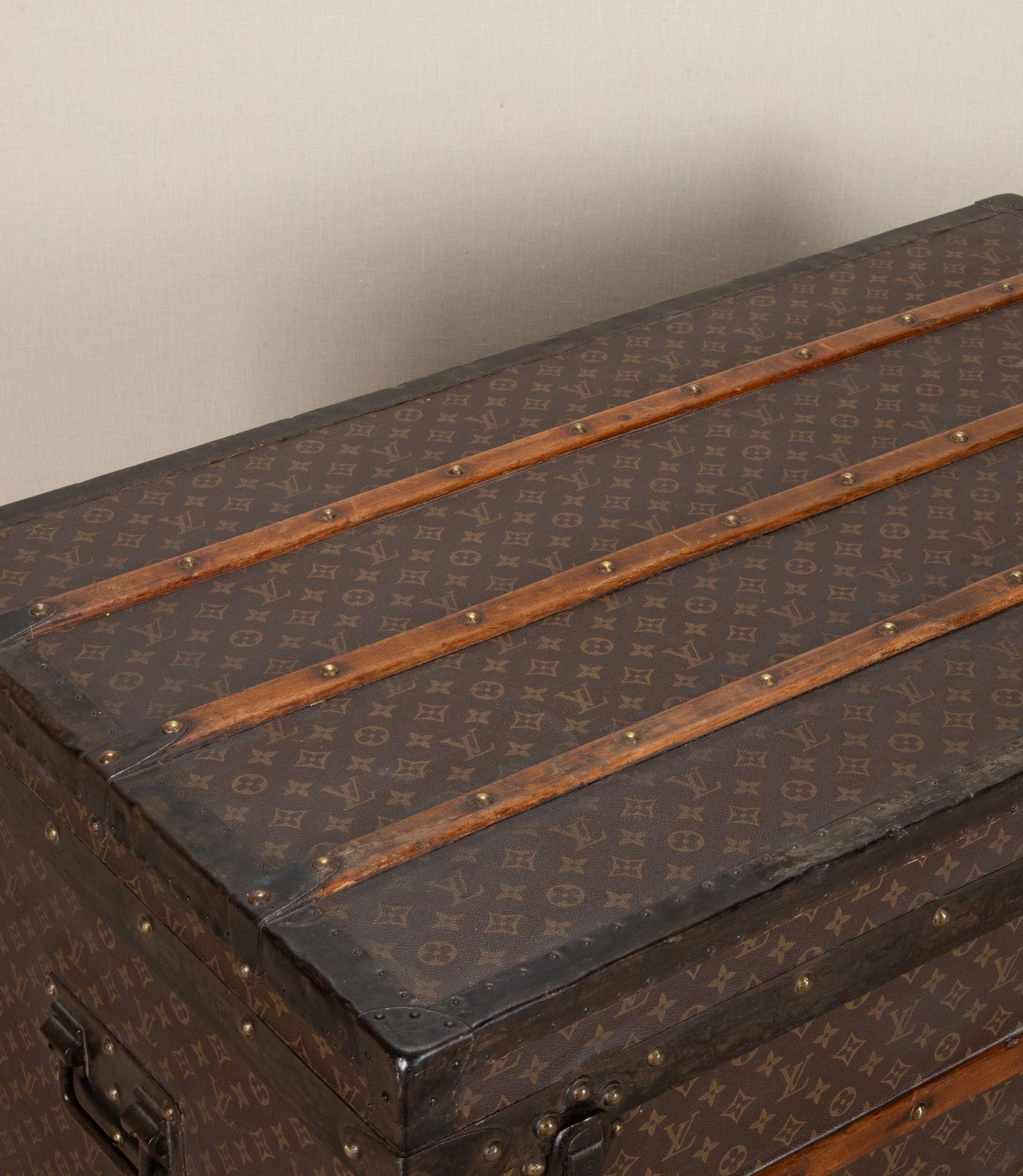 Early 20th Century Louis Vuitton Courier Trunk For Sale 7