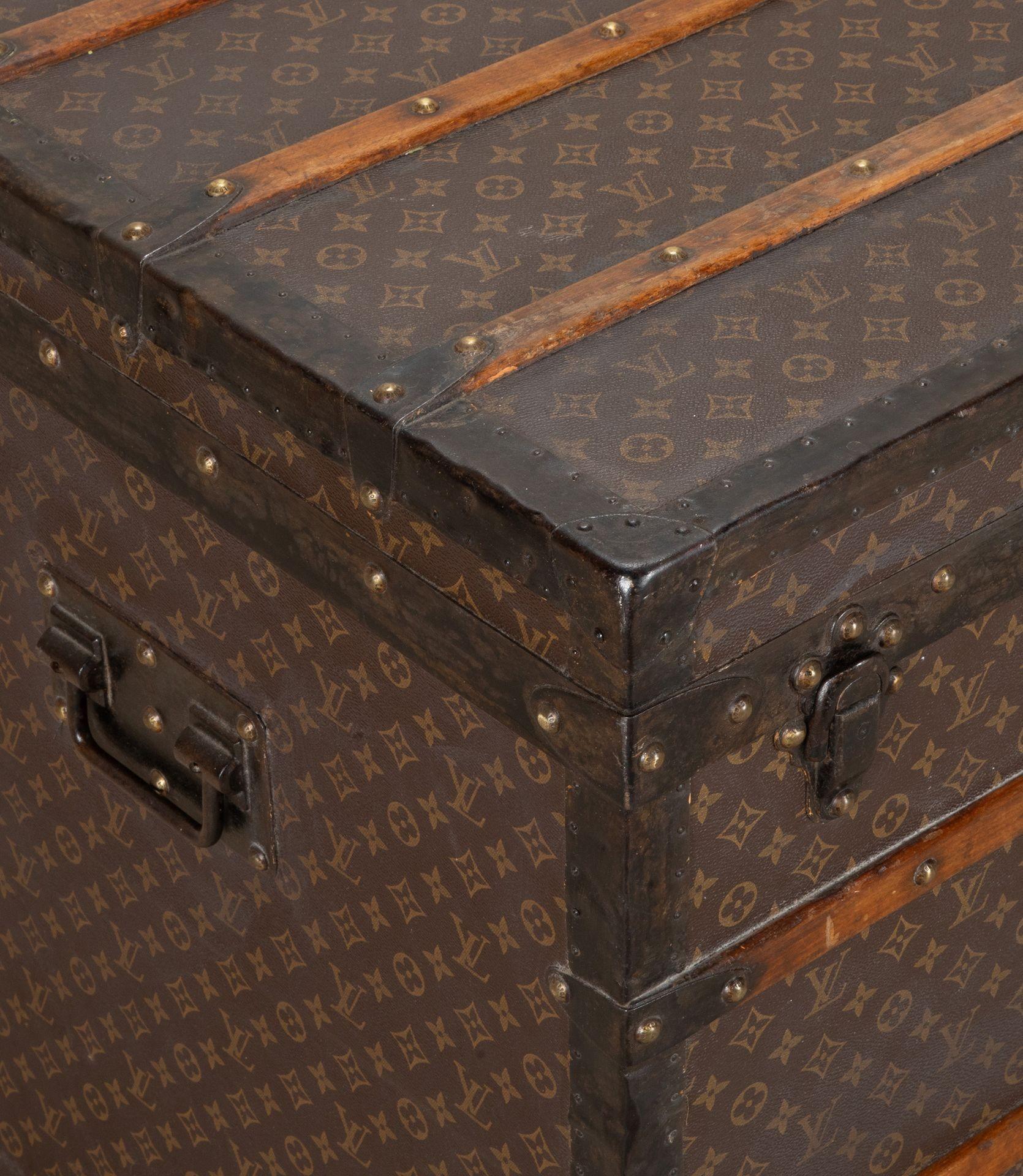 Early 20th Century Louis Vuitton Courier Trunk For Sale 8