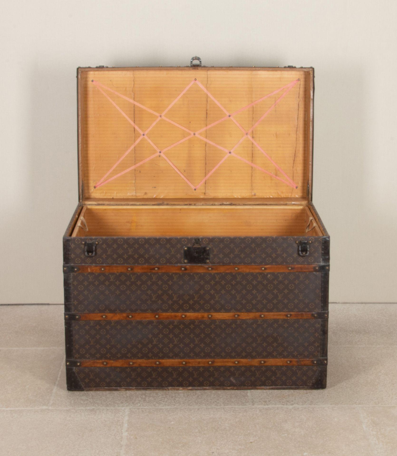 Early 20th Century Louis Vuitton Courier Trunk In Good Condition For Sale In Gloucestershire, GB