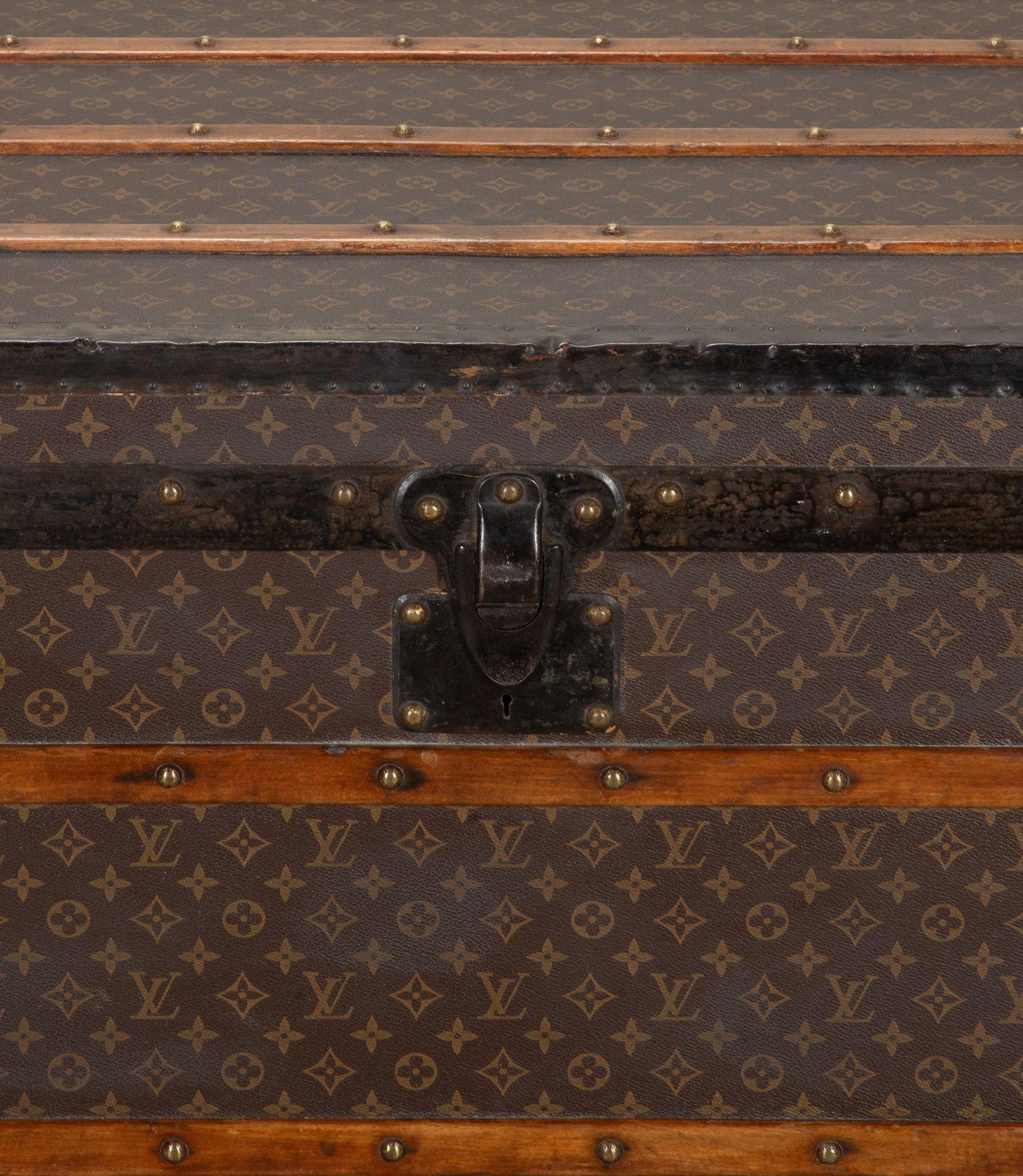 Early 20th Century Louis Vuitton Courier Trunk For Sale 1