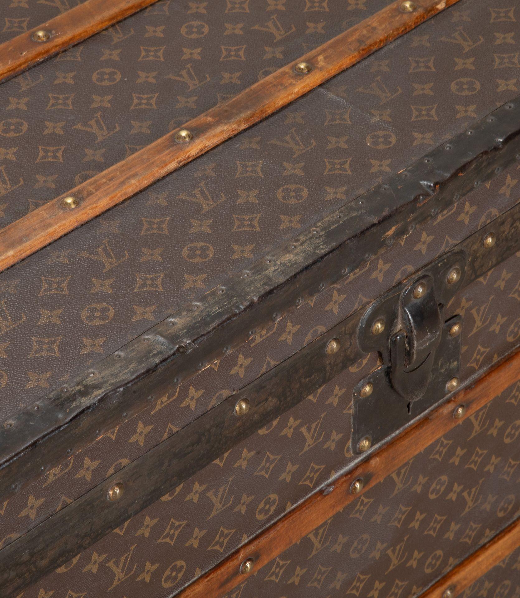 Early 20th Century Louis Vuitton Courier Trunk For Sale 4