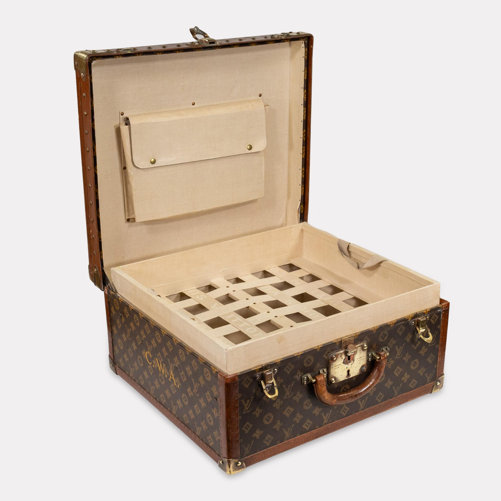 Questo astuccio Louis Vuitton Bisten, risalente al periodo 1910-1930, è un esempio dell'innovativa maestria del marchio. Il Monogram in tela dipinta a mano, la ferramenta in ottone massiccio e gli angoli rinforzati con finiture in lozine in rilievo,