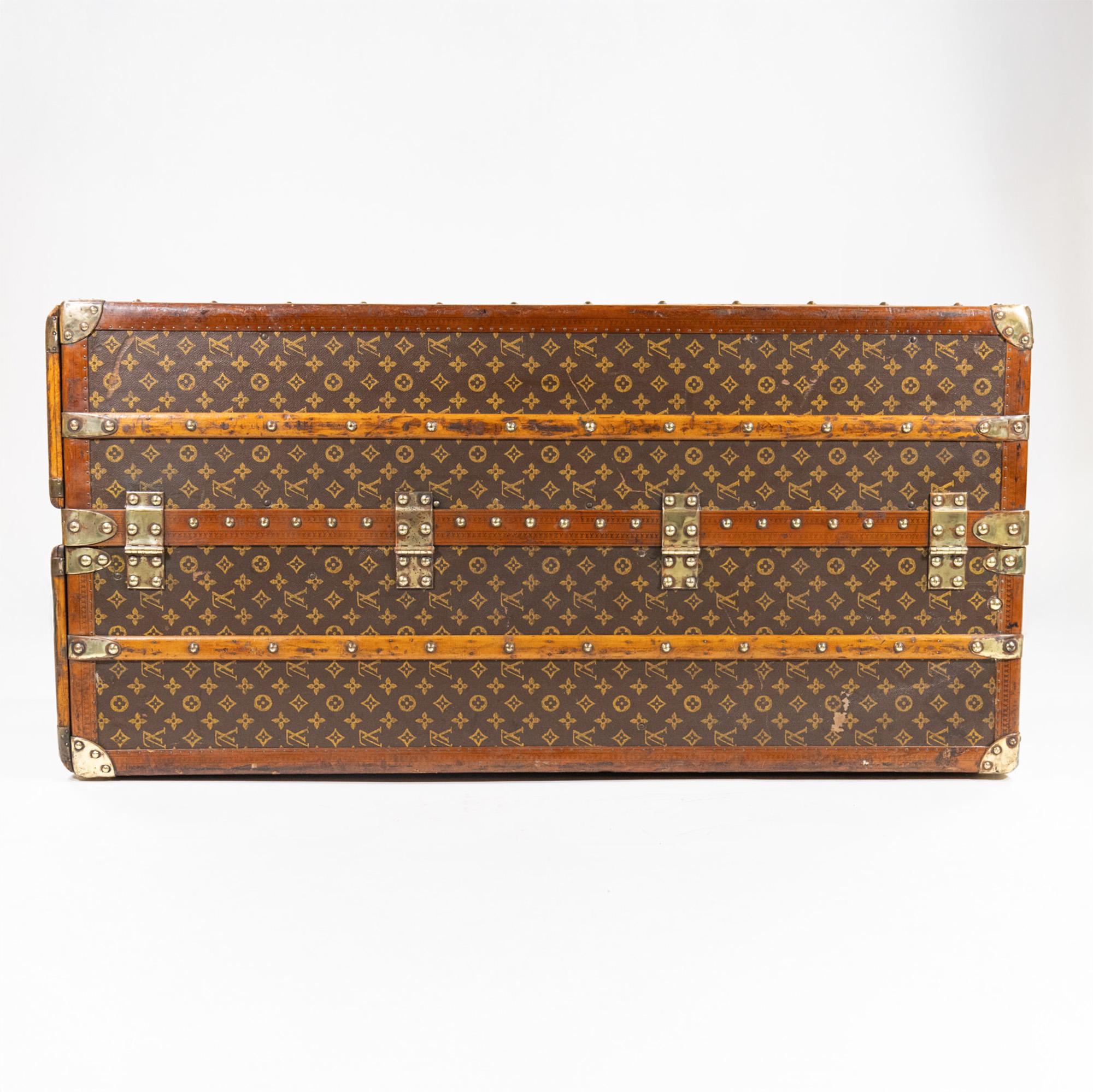 Baule guardaroba Monogram di Louis Vuitton dei primi del Novecento con quattordici appendini in vendita 7