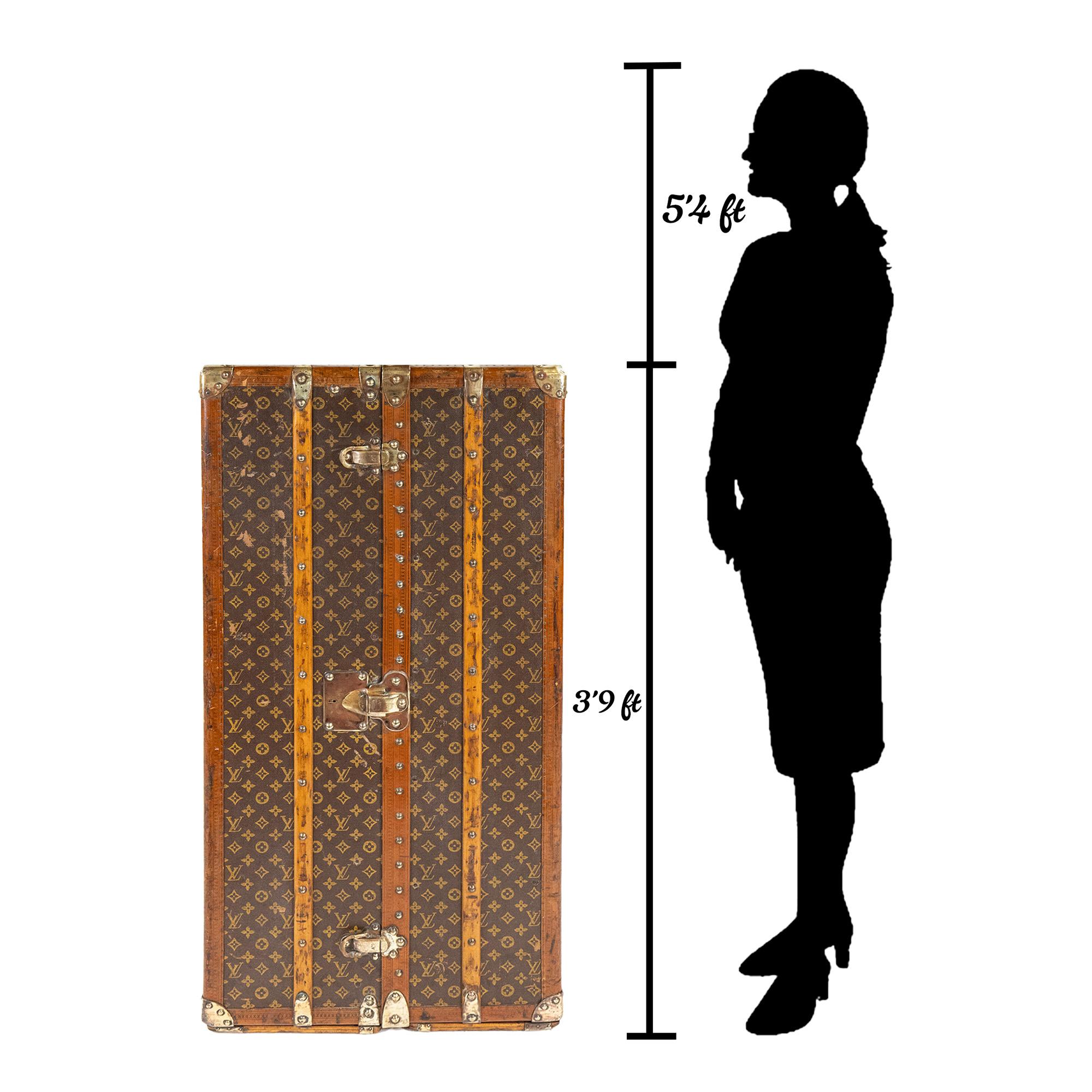 Questo baule guardaroba verticale di Louis Vuitton, datato 1910-1930, è l'esempio dell'eleganza della serie clear lozine, conosciuta come la prima serie dopo il 1914. Progettato per fare le valigie in modo organizzato, questo baule è ideale per