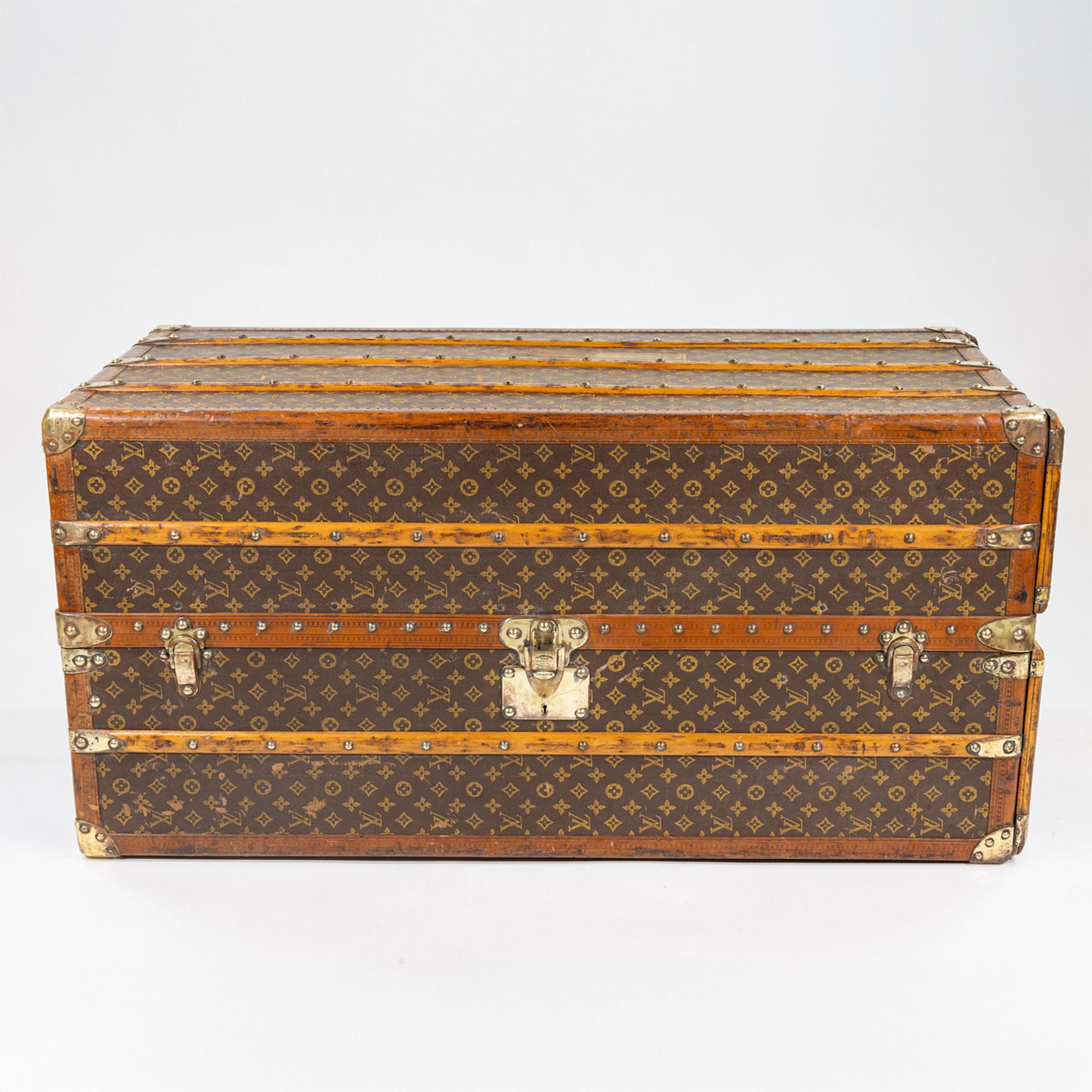 Art Déco Baule guardaroba Monogram di Louis Vuitton dei primi del Novecento con quattordici appendini in vendita