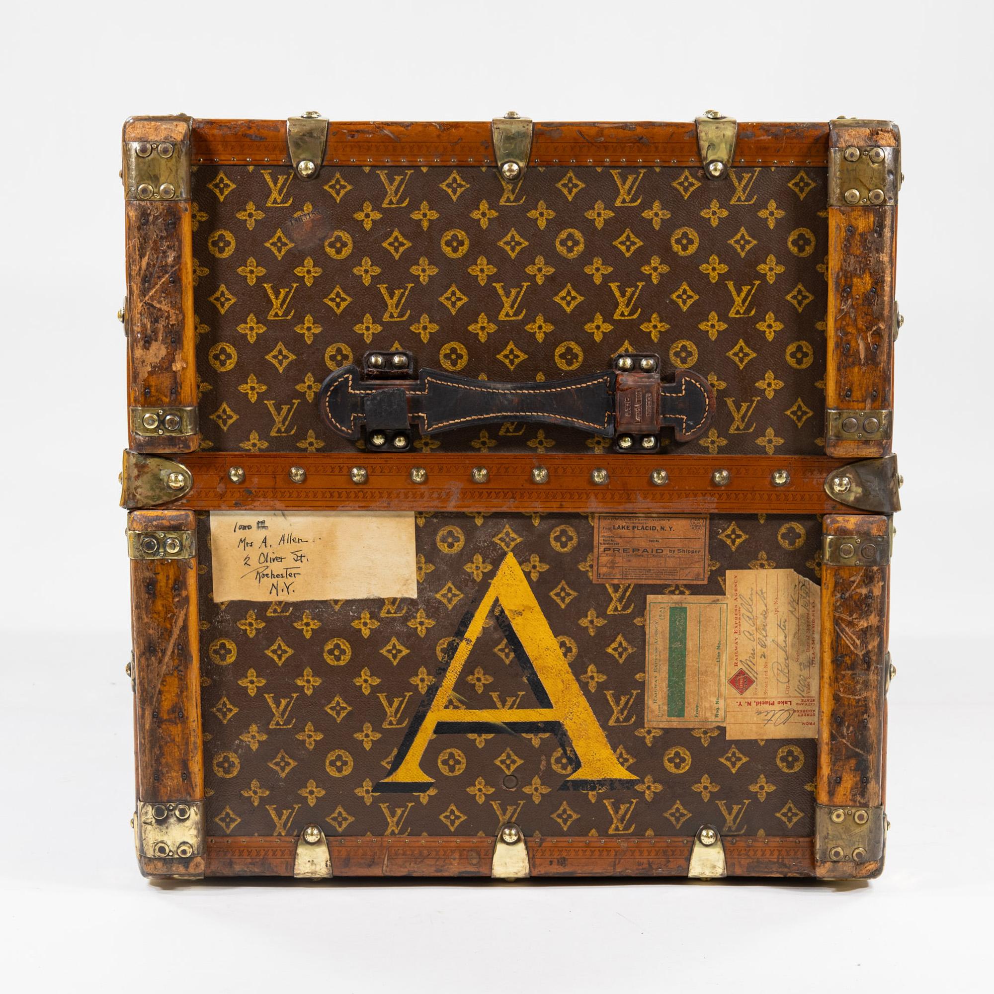 Francese Baule guardaroba Monogram di Louis Vuitton dei primi del Novecento con quattordici appendini in vendita