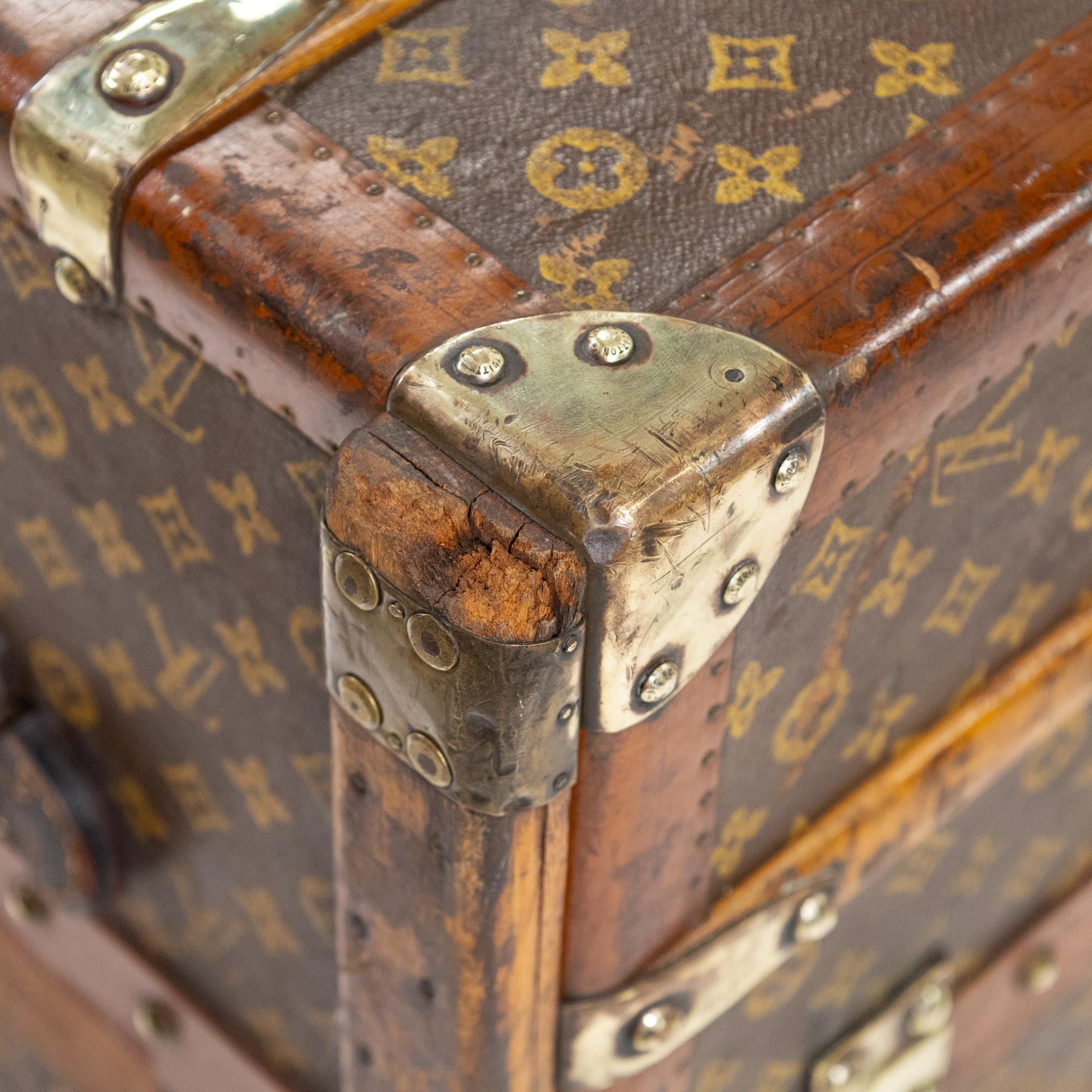 Baule guardaroba Monogram di Louis Vuitton dei primi del Novecento con quattordici appendini in vendita 1