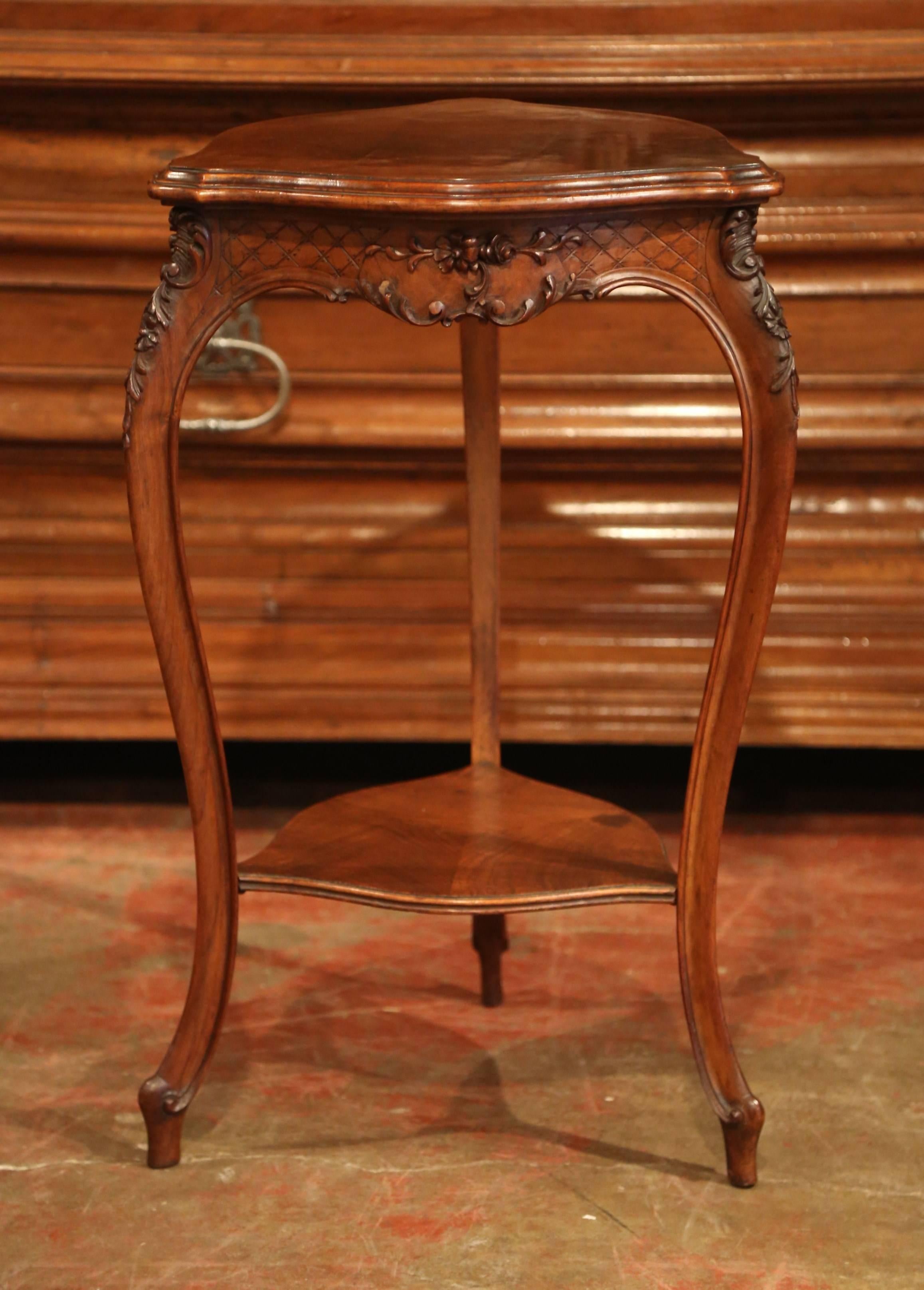 Early 20th Century Louis XV Carved Walnut Triangle Side Table from Provence In Good Condition In Dallas, TX