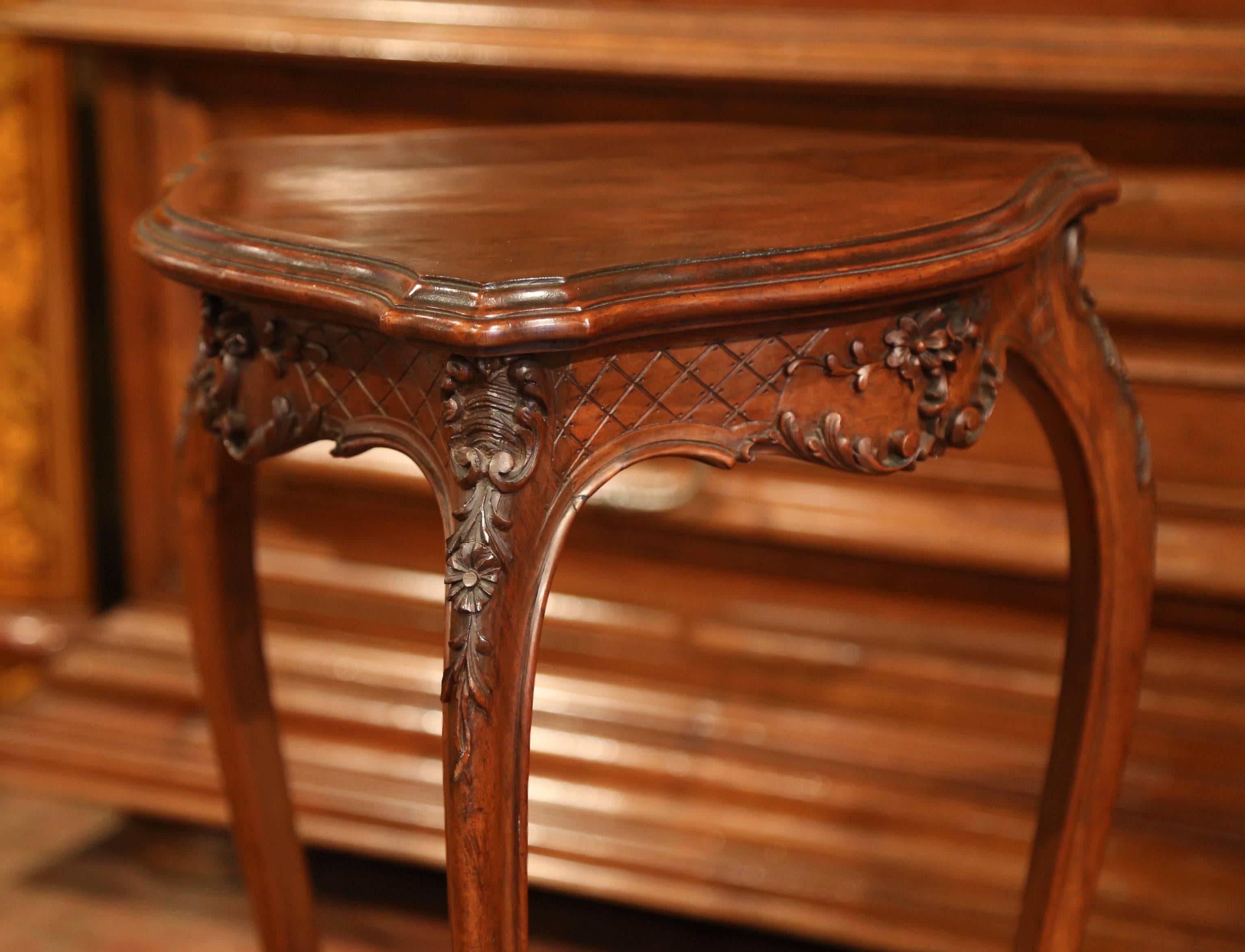 Early 20th Century Louis XV Carved Walnut Triangle Side Table from Provence 1