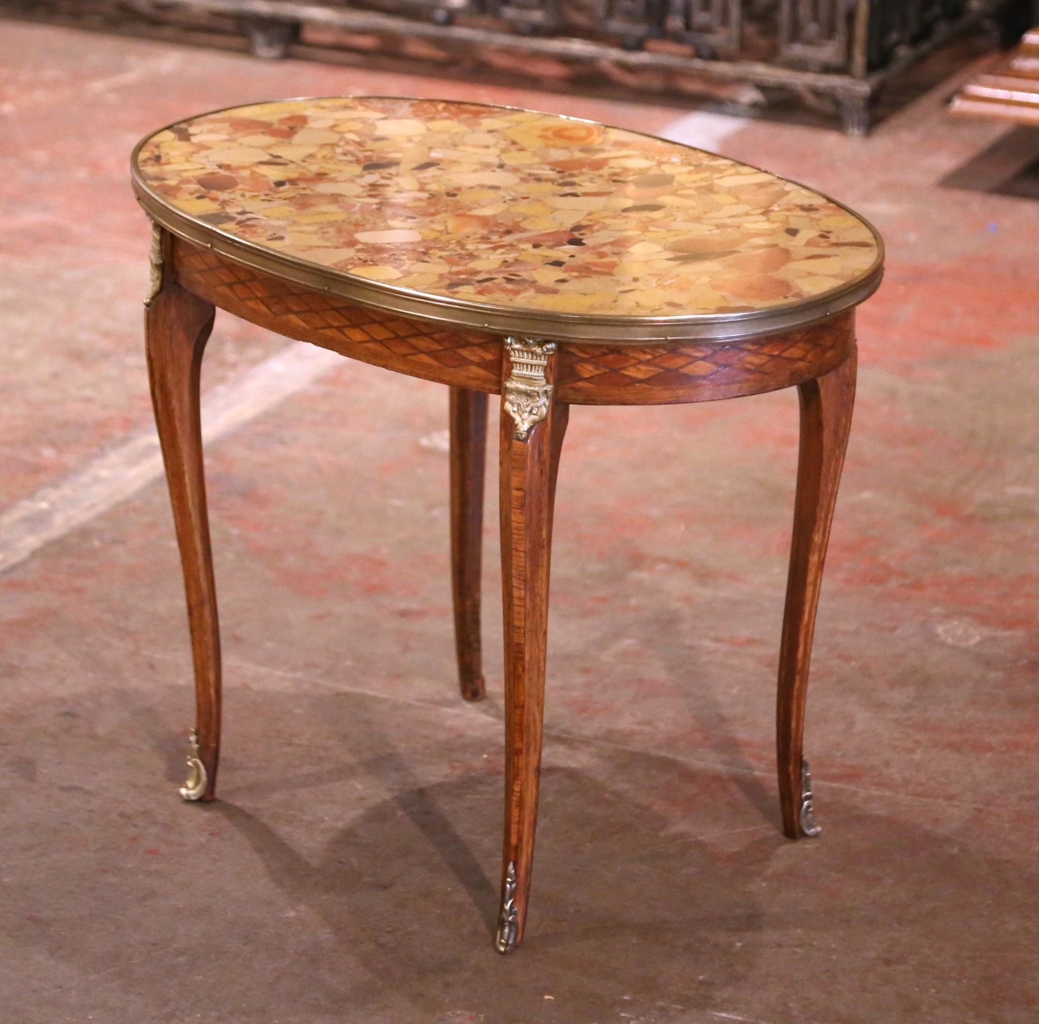 Sculpté à la main Table d'appoint ovale en marqueterie de noyer, Louis XV, début du 20e siècle en vente