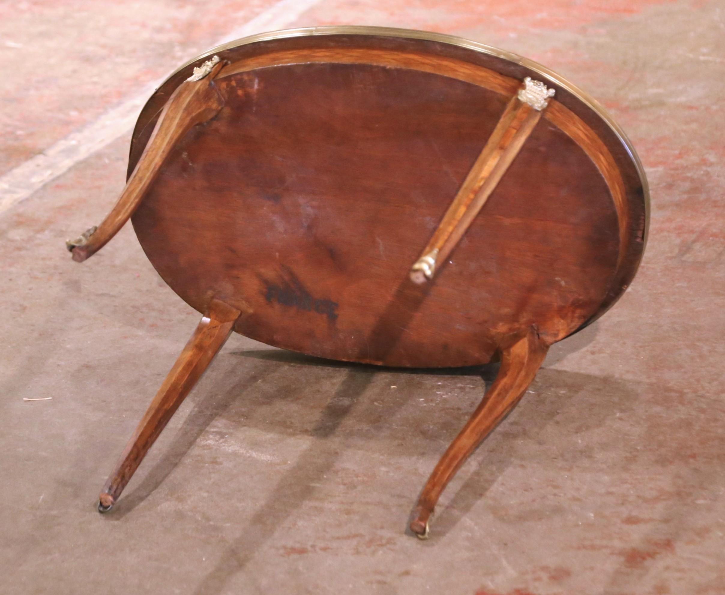 Marbre Table d'appoint ovale en marqueterie de noyer, Louis XV, début du 20e siècle en vente