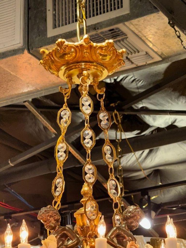 Araña de cristal y bronce dorado Luis XV de principios del siglo XX con querubines Bronce en venta