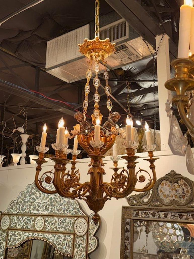 Araña de cristal y bronce dorado Luis XV de principios del siglo XX con querubines en venta 1