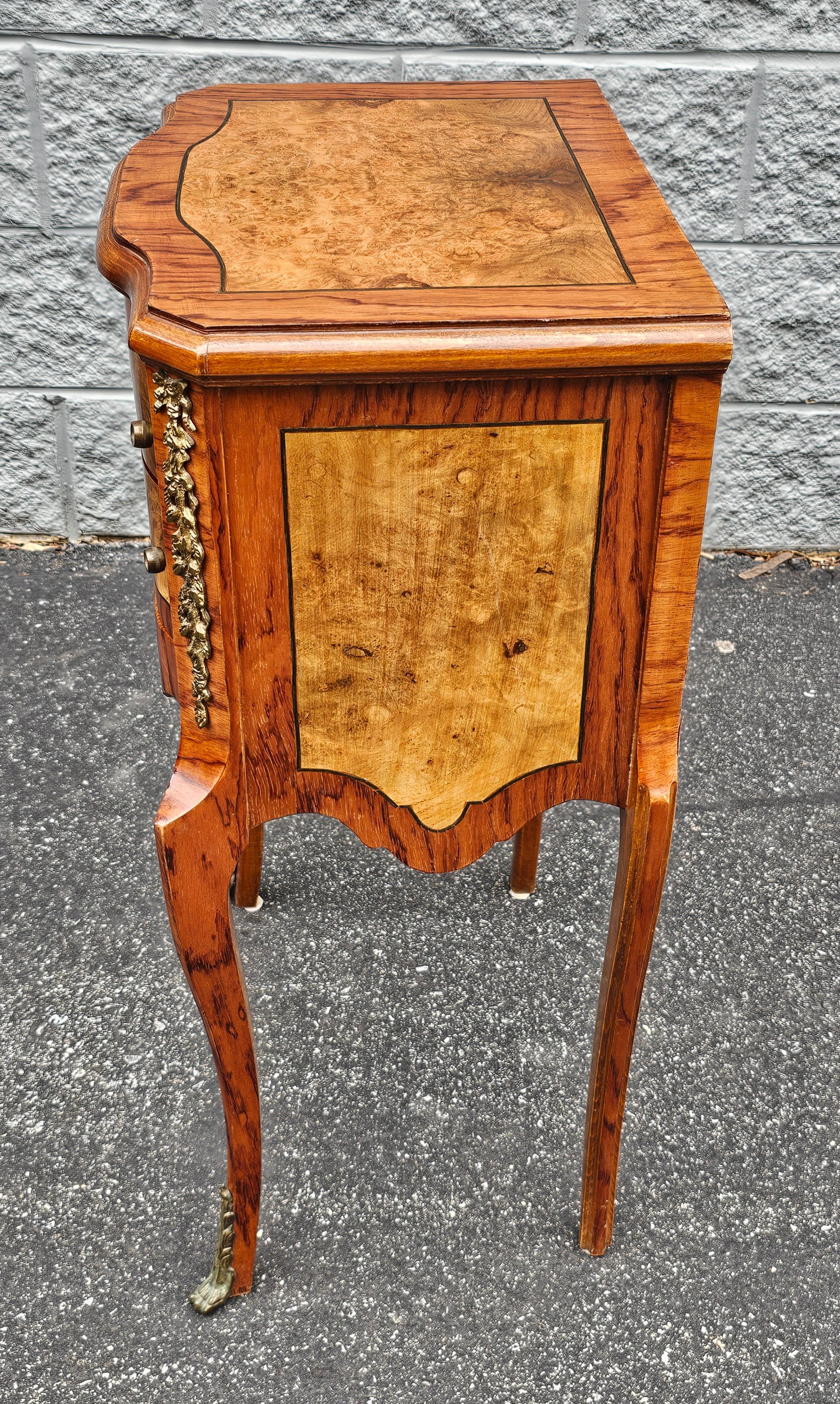 Laiton Table d'appoint en loupe de bois fruitier incrustée de laiton, début du 20e siècle, style Louis XV en vente