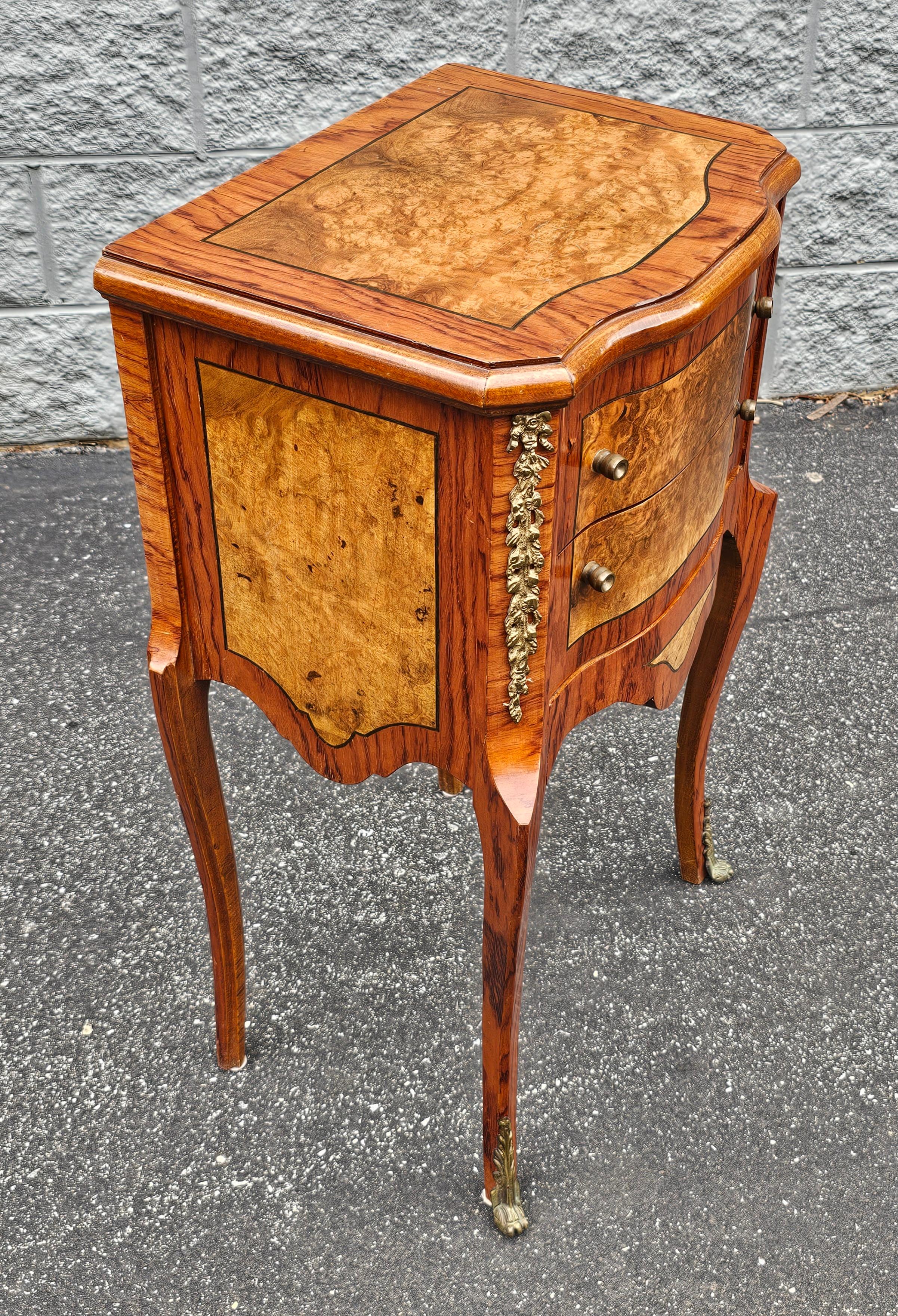 Table d'appoint en loupe de bois fruitier incrustée de laiton, début du 20e siècle, style Louis XV en vente 1