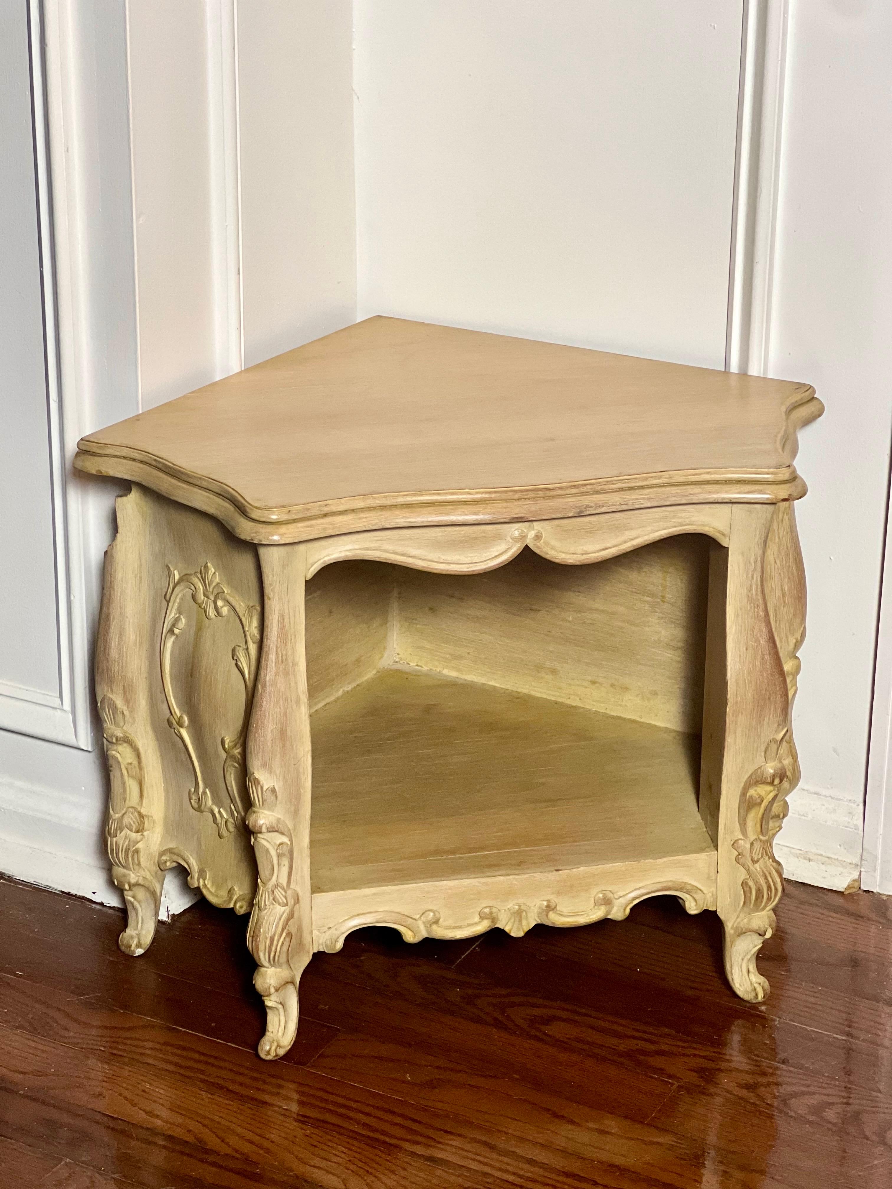 Petit meuble d'angle de style Louis XV peint en crème et sculpté au début du 20e siècle en vente 3