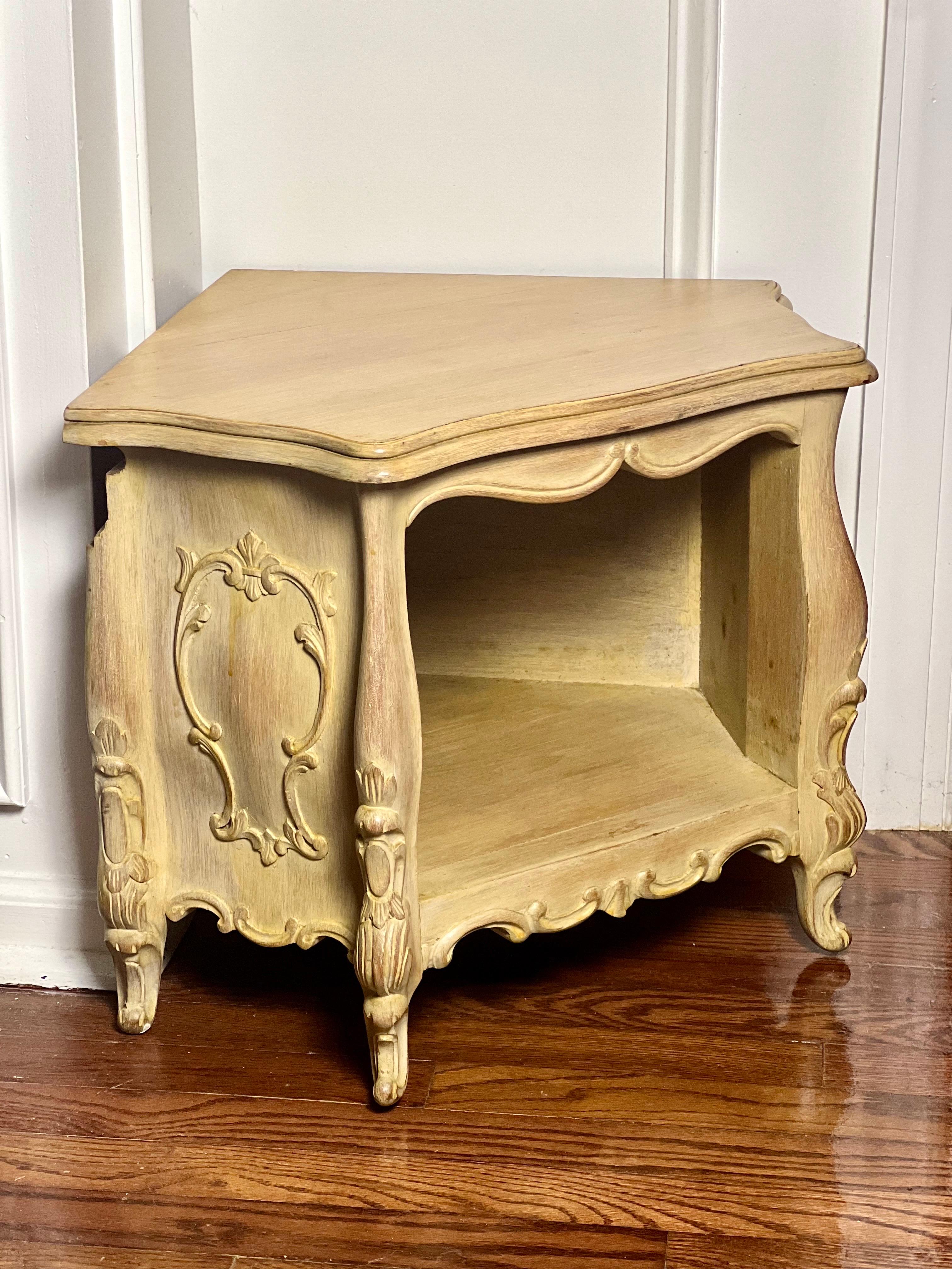 Petit meuble d'angle de style Louis XV peint en crème et sculpté au début du 20e siècle en vente 4