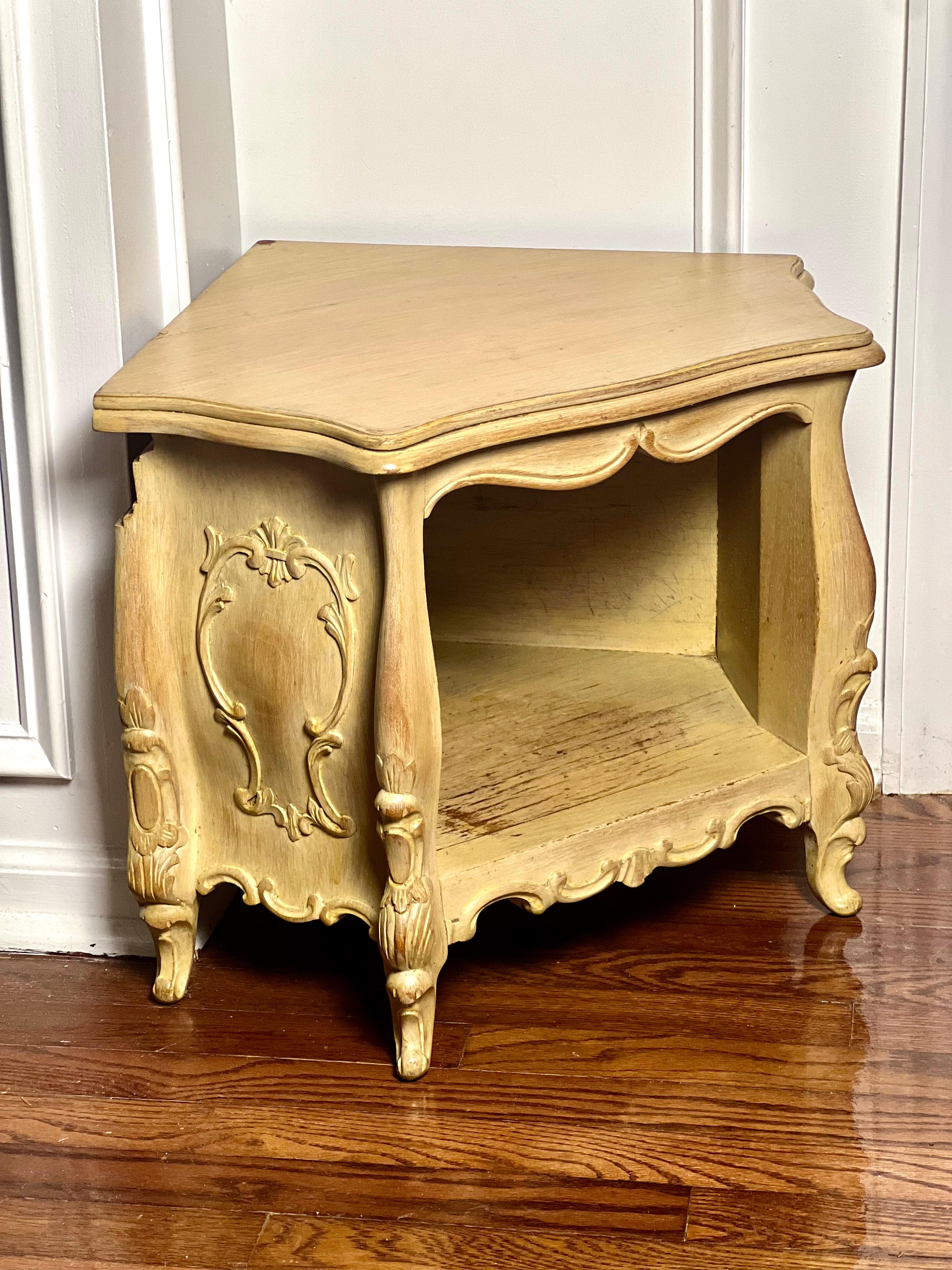 Petit meuble d'angle de style Louis XV peint en crème et sculpté au début du 20e siècle en vente 5