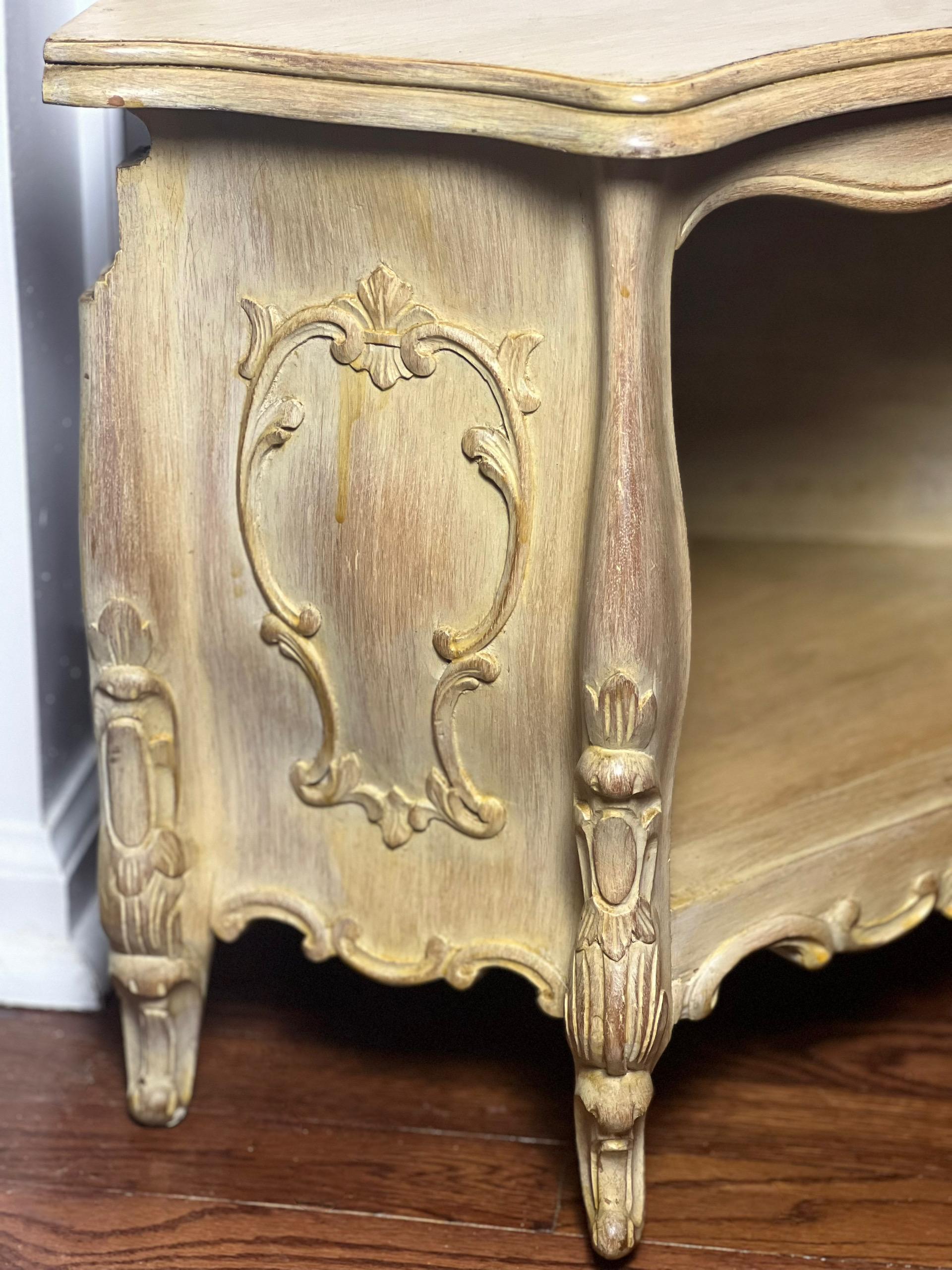 Petit meuble d'angle de style Louis XV peint en crème et sculpté au début du 20e siècle en vente 6