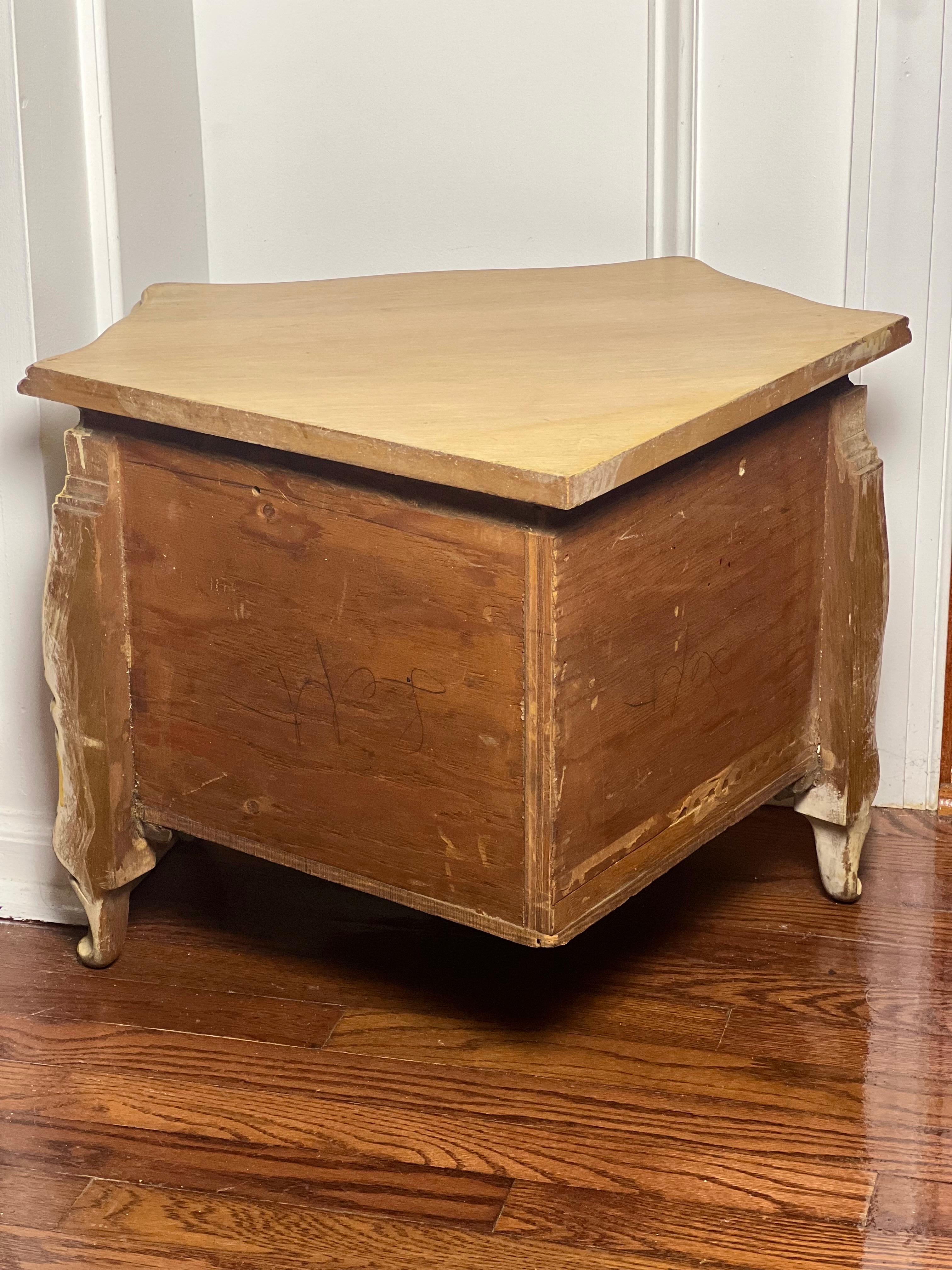 Petit meuble d'angle de style Louis XV peint en crème et sculpté au début du 20e siècle en vente 7