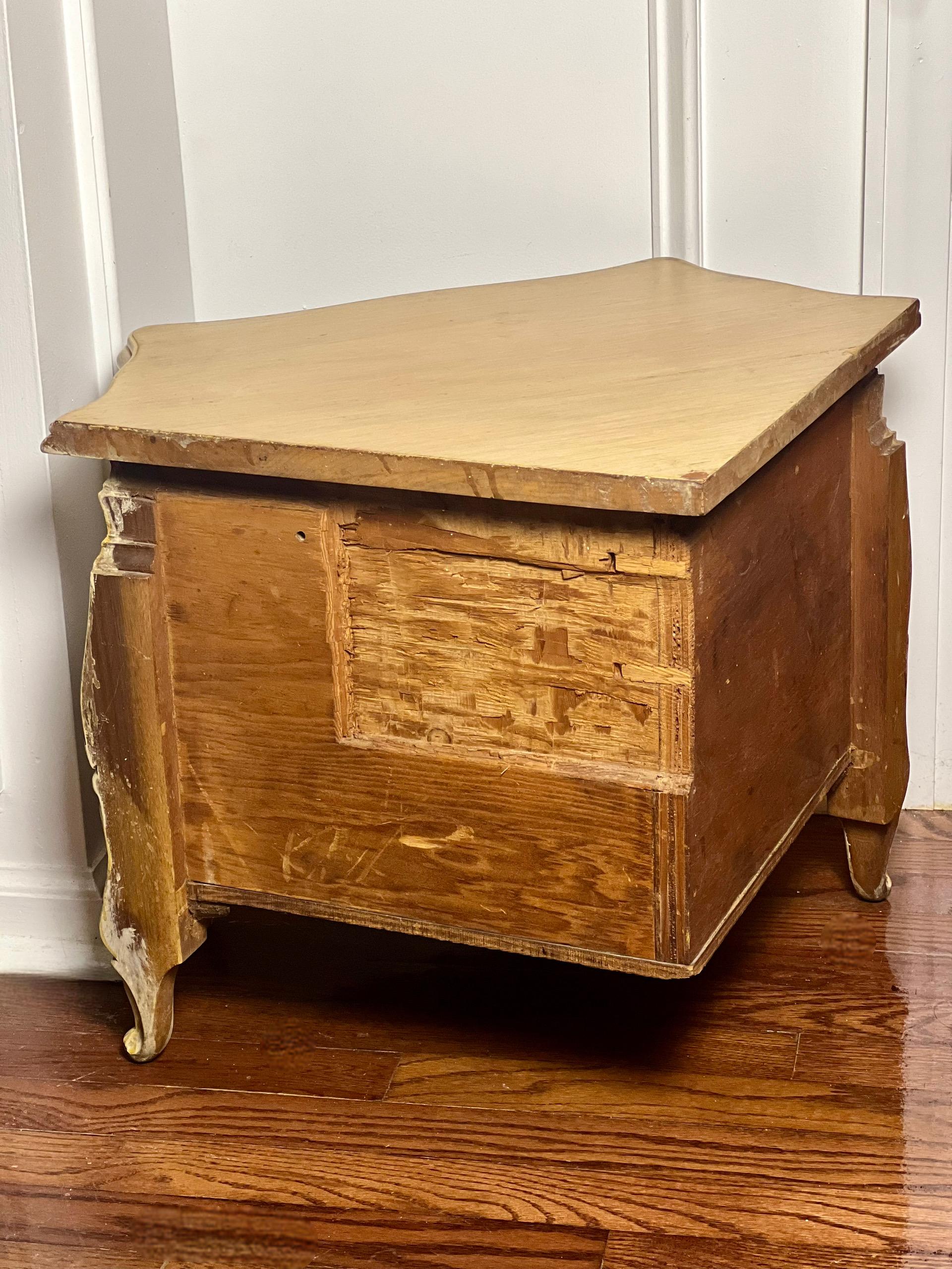 Petit meuble d'angle de style Louis XV peint en crème et sculpté au début du 20e siècle en vente 8