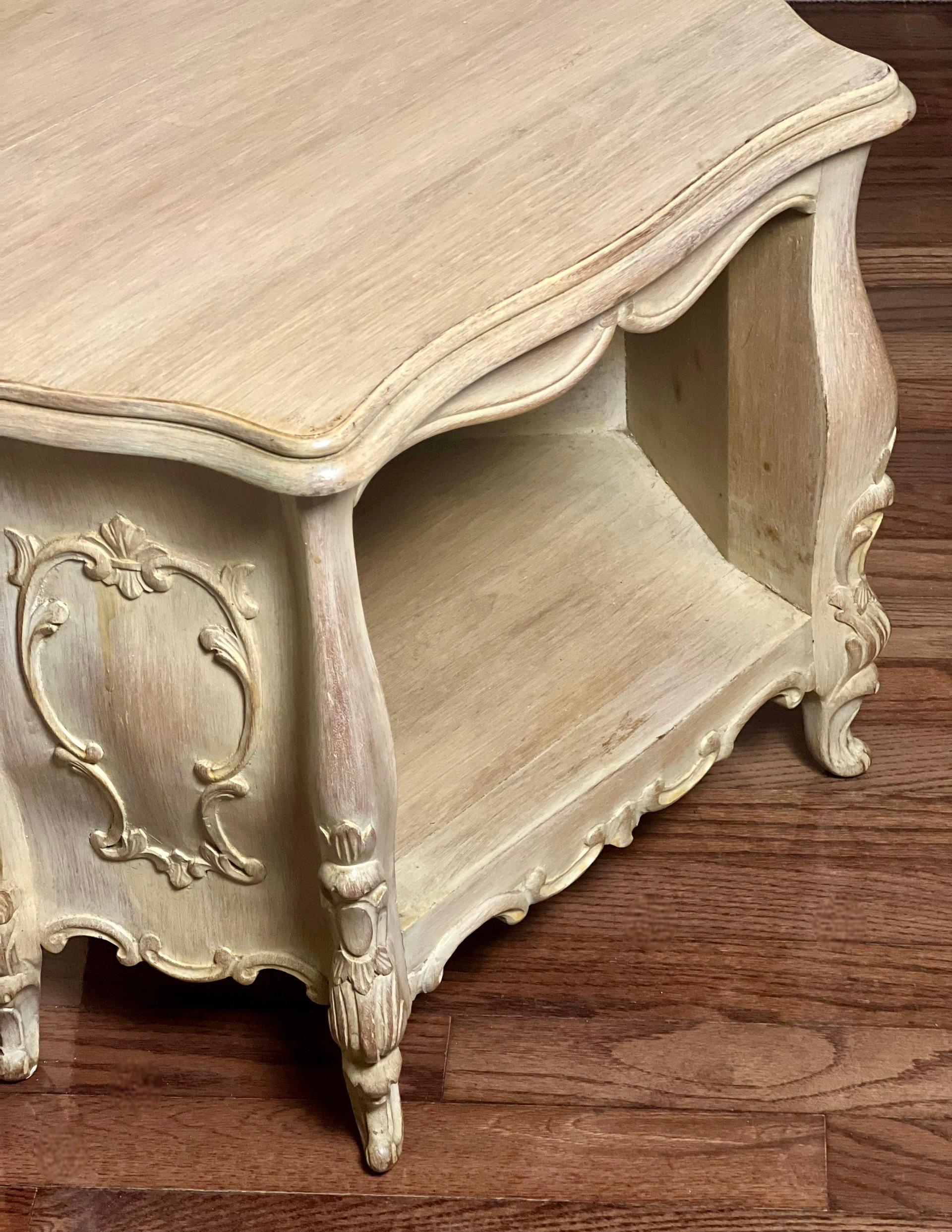 Petit meuble d'angle de style Louis XV peint en crème et sculpté au début du 20e siècle en vente 9