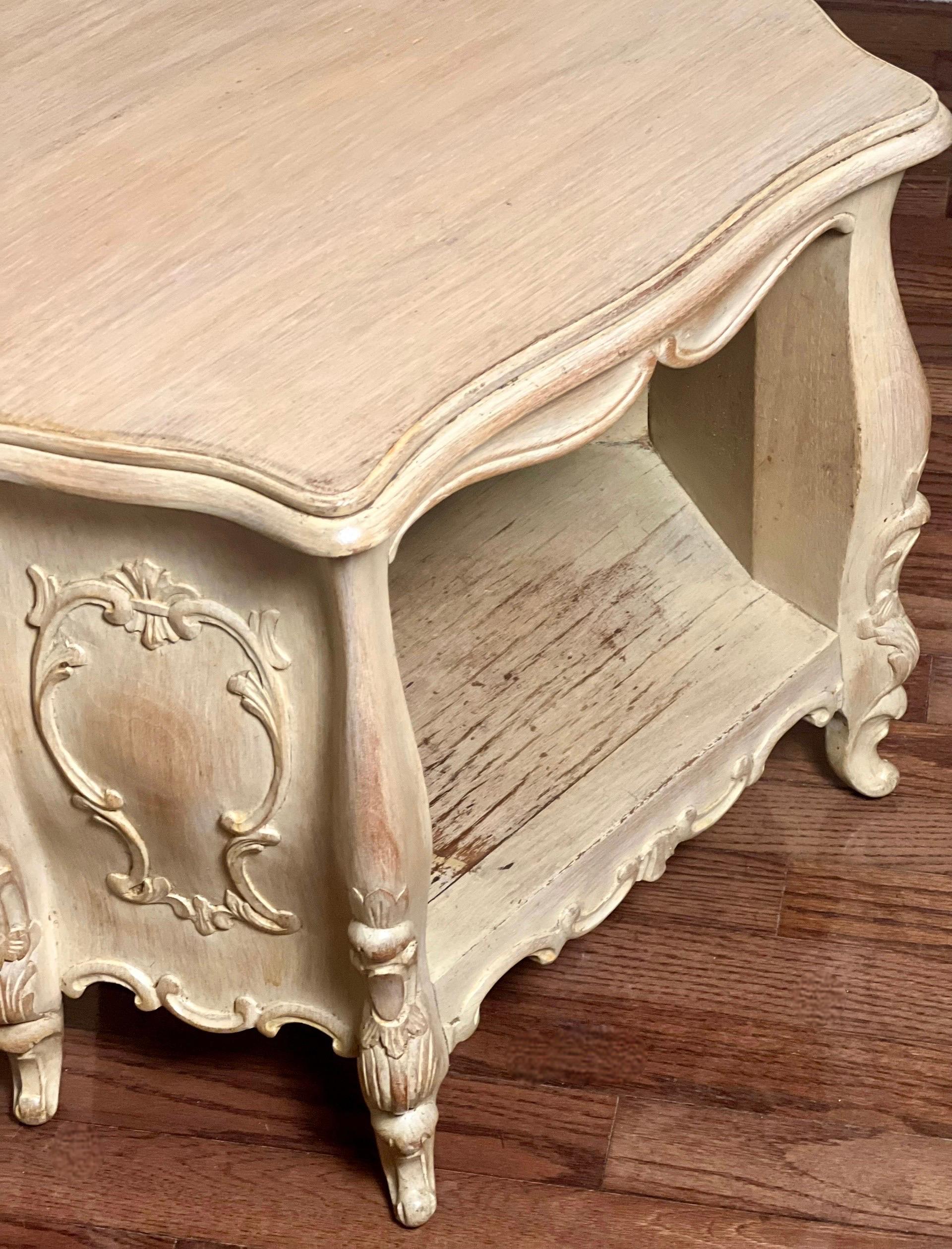 Petit meuble d'angle de style Louis XV peint en crème et sculpté au début du 20e siècle en vente 10