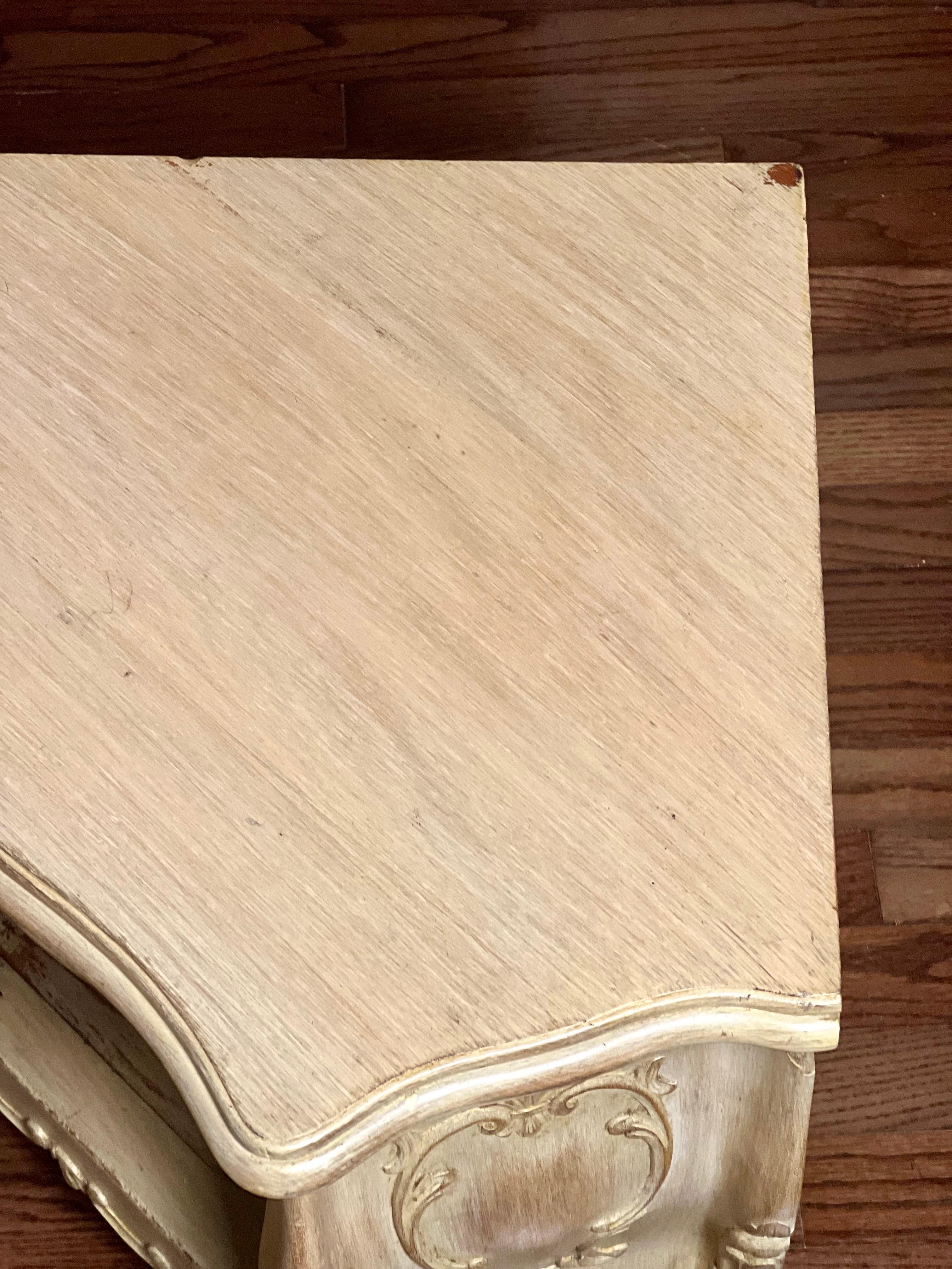 Petit meuble d'angle de style Louis XV peint en crème et sculpté au début du 20e siècle en vente 12
