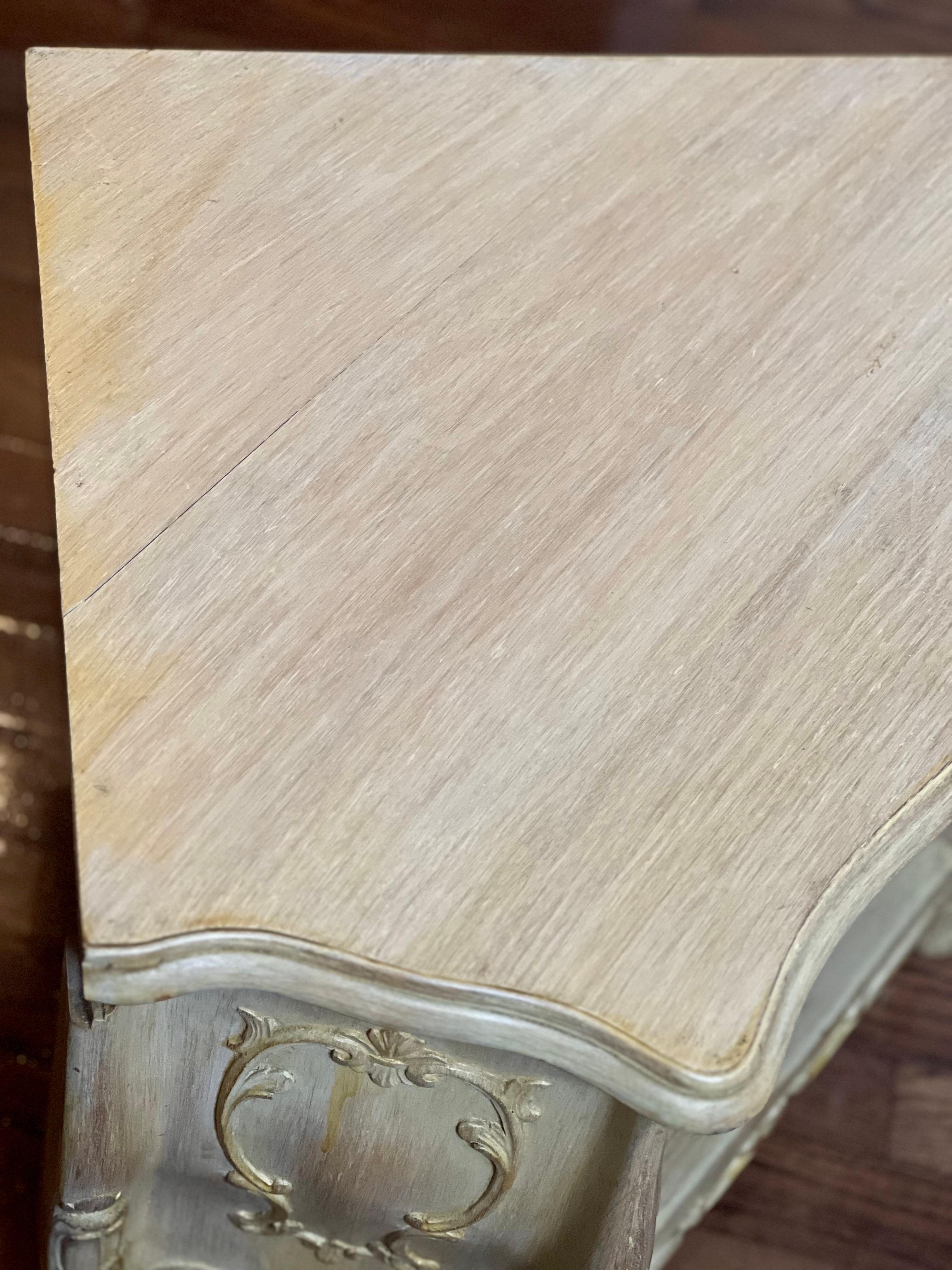 Petit meuble d'angle de style Louis XV peint en crème et sculpté au début du 20e siècle en vente 13