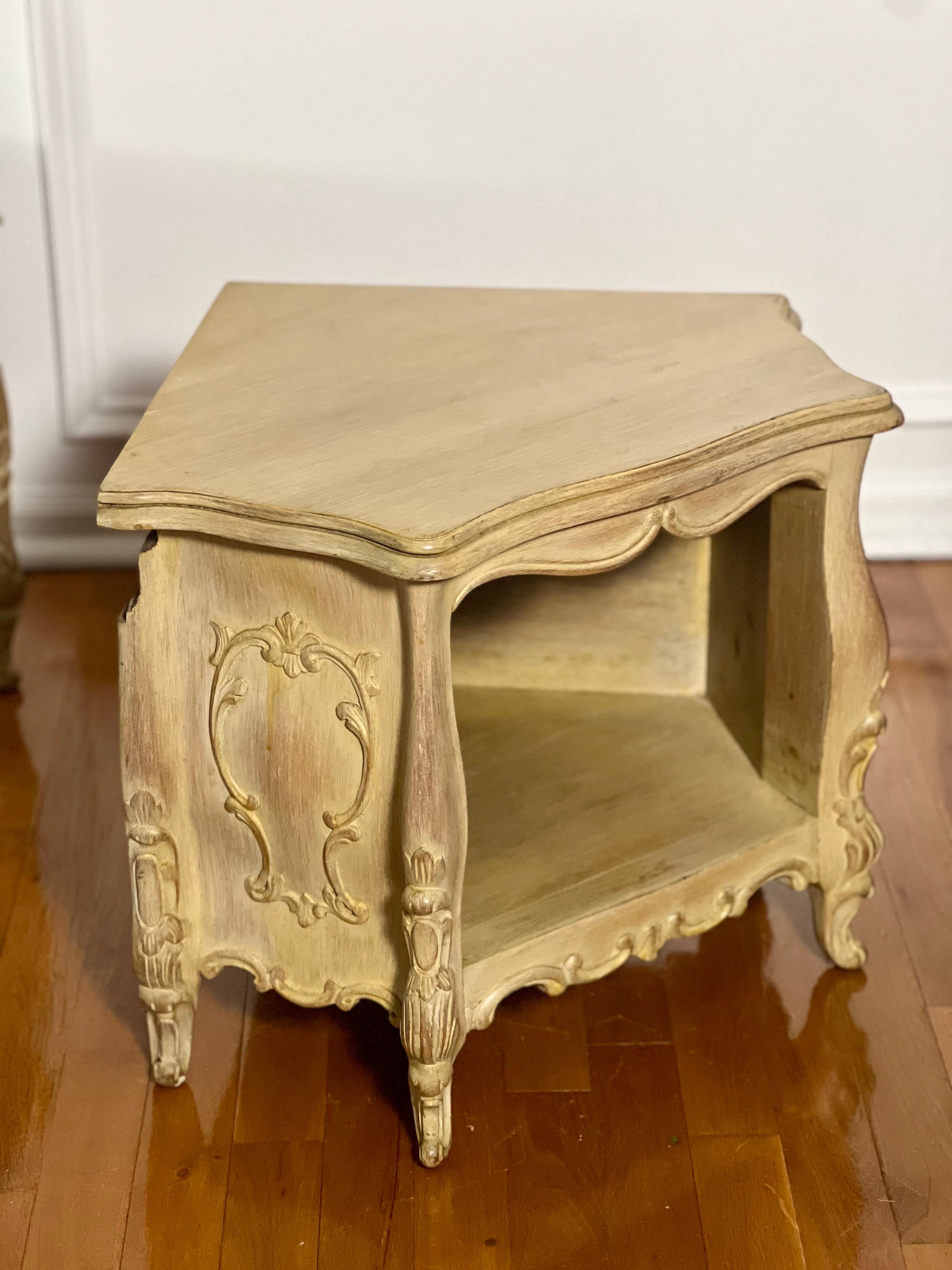 Inconnu Petit meuble d'angle de style Louis XV peint en crème et sculpté au début du 20e siècle en vente