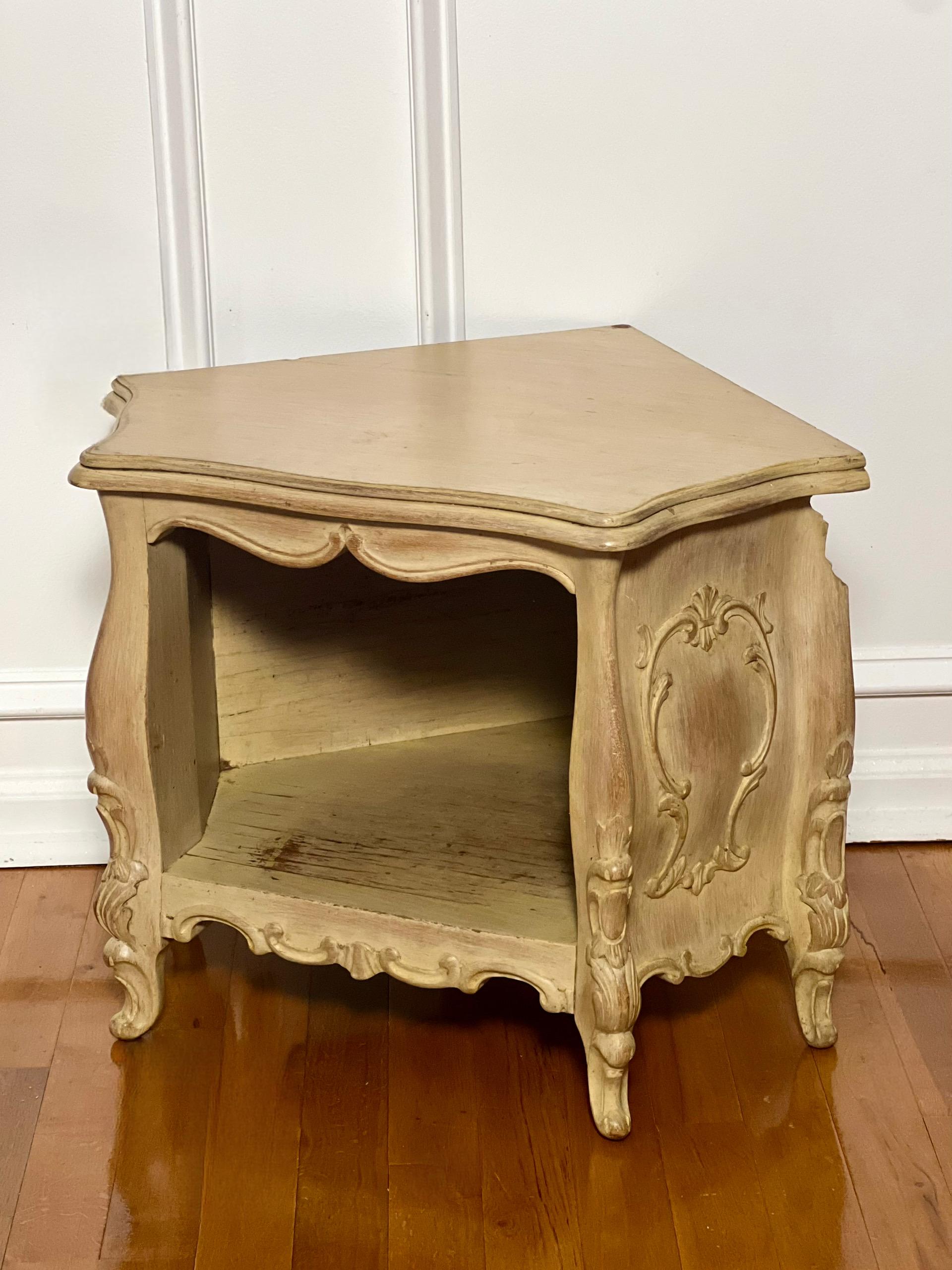 Fait main Petit meuble d'angle de style Louis XV peint en crème et sculpté au début du 20e siècle en vente