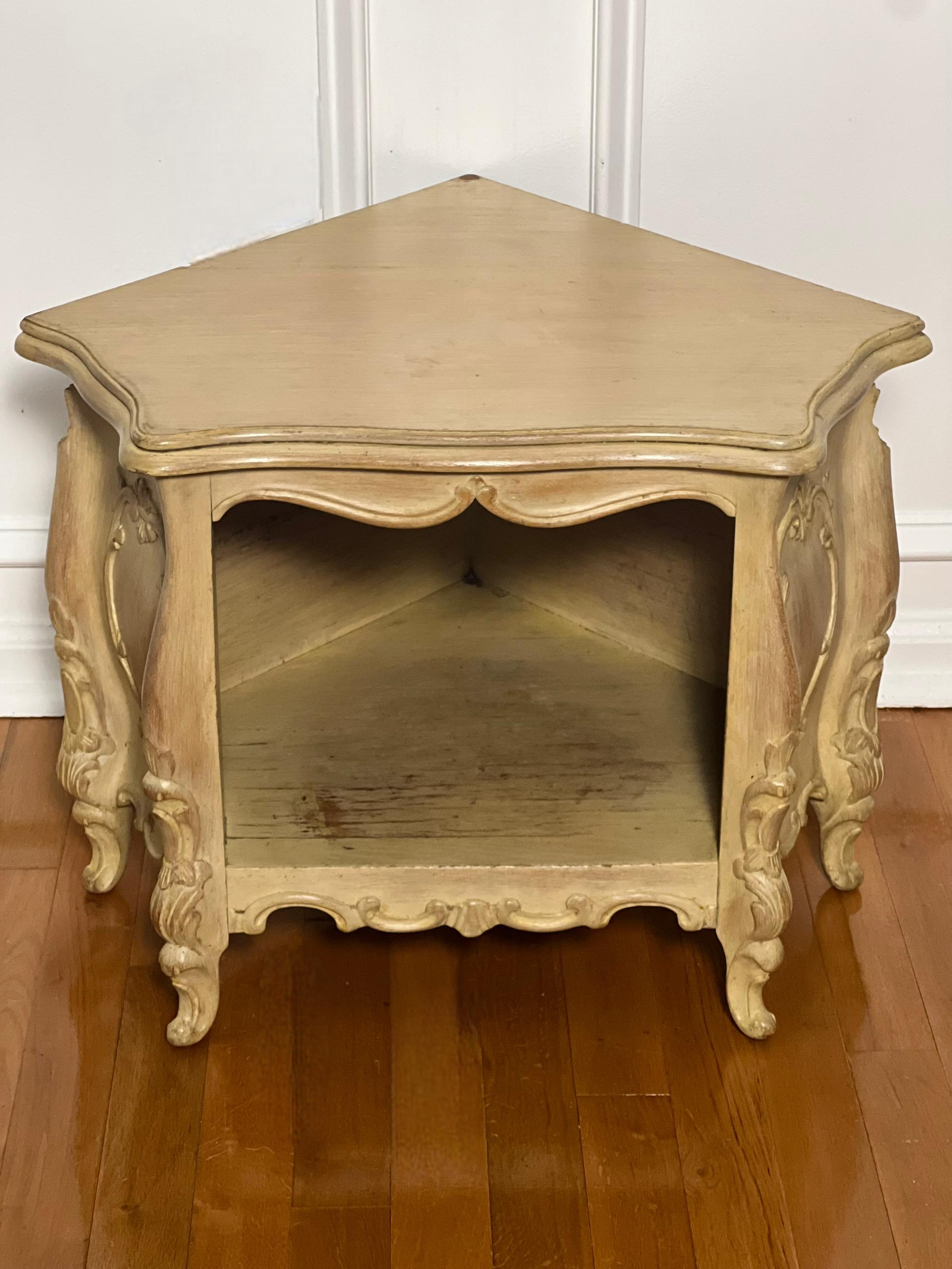 20ième siècle Petit meuble d'angle de style Louis XV peint en crème et sculpté au début du 20e siècle en vente