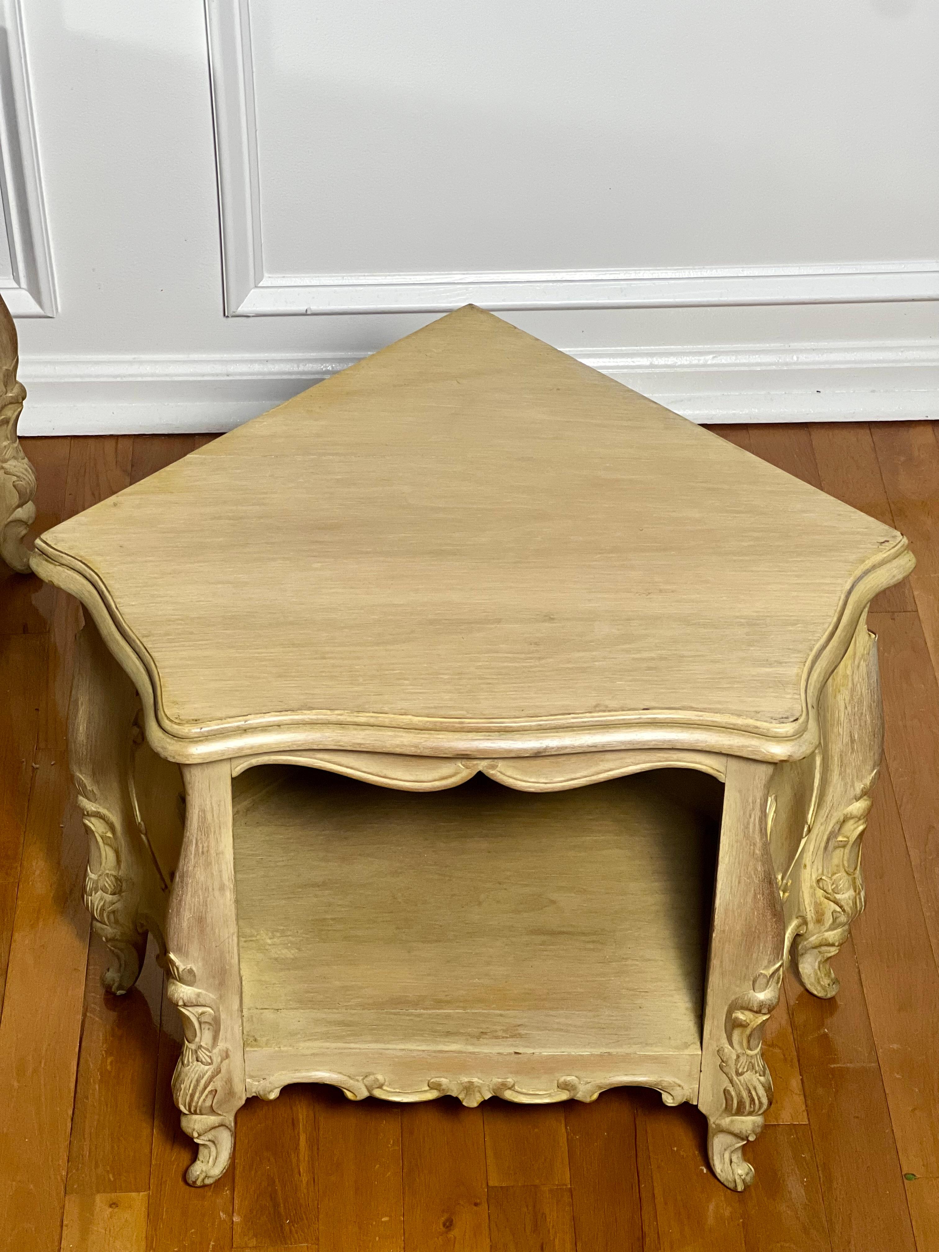 Peinture Petit meuble d'angle de style Louis XV peint en crème et sculpté au début du 20e siècle en vente
