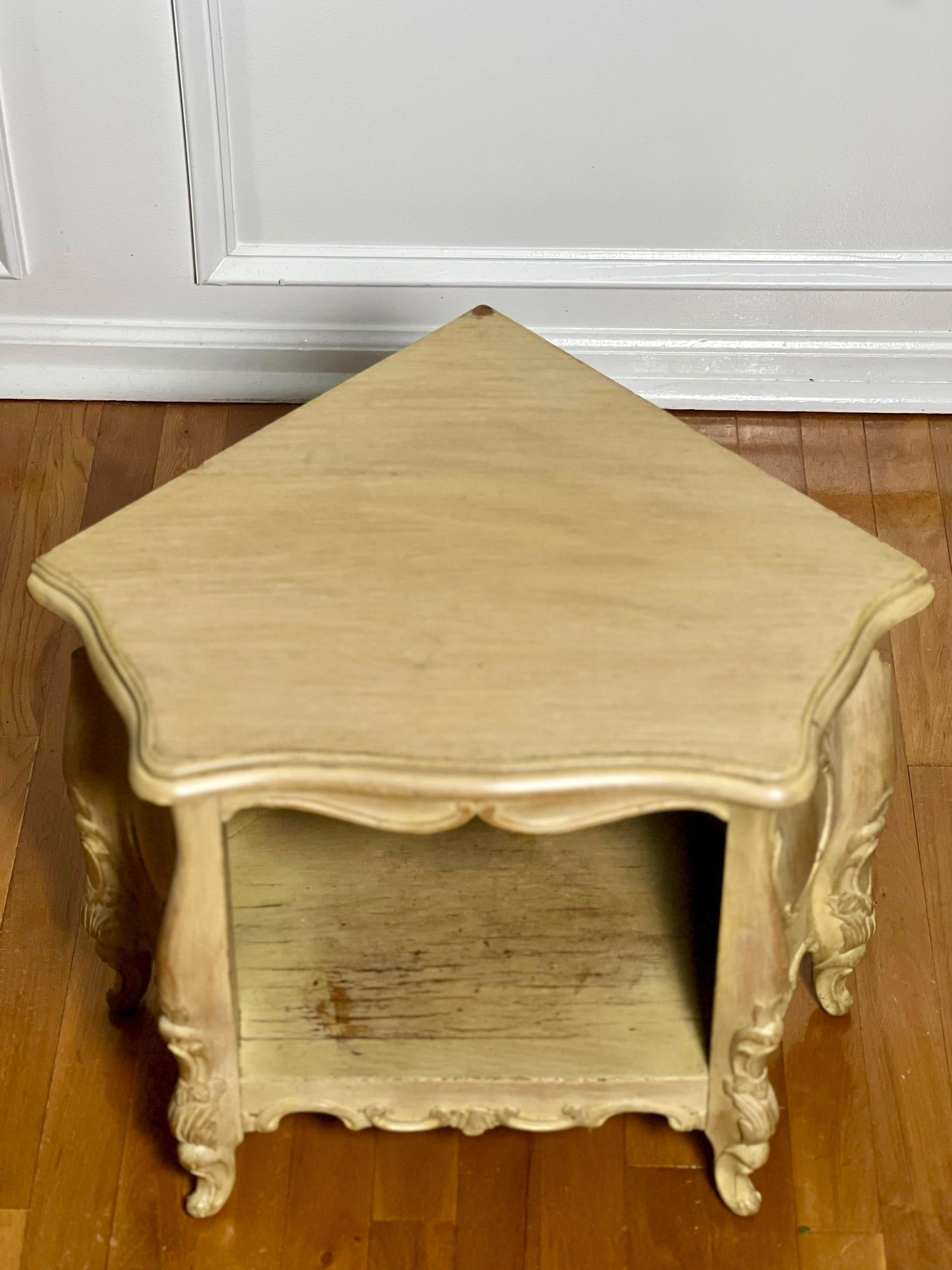 Petit meuble d'angle de style Louis XV peint en crème et sculpté au début du 20e siècle en vente 1