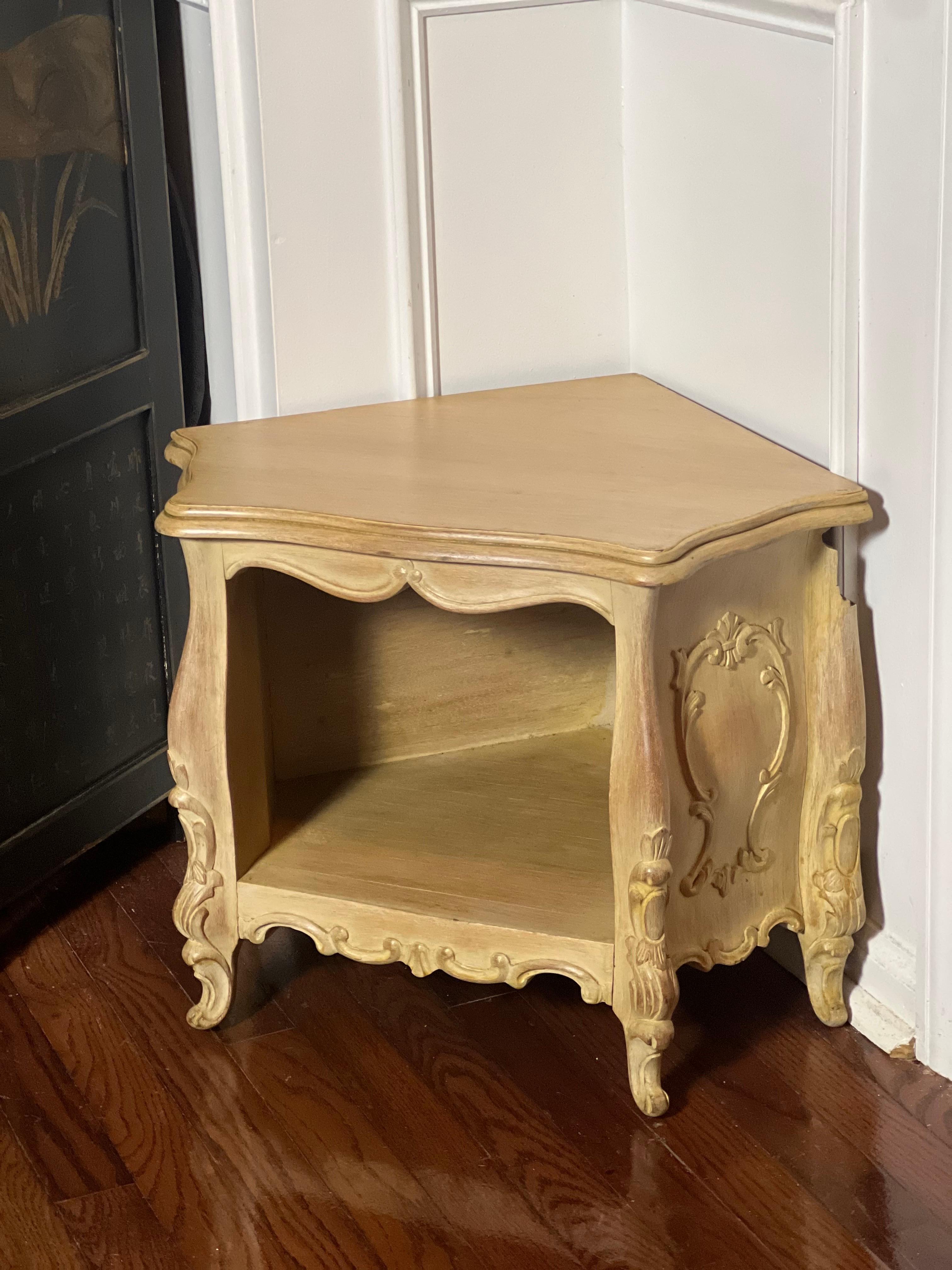 Petit meuble d'angle de style Louis XV peint en crème et sculpté au début du 20e siècle en vente 2