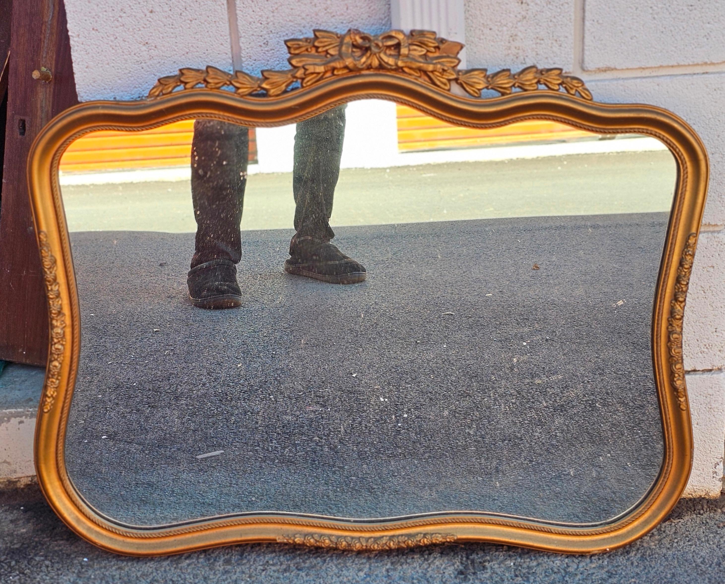Miroir mural en bois doré sculpté de style Louis XV du début du 20e siècle
Mesure 32 