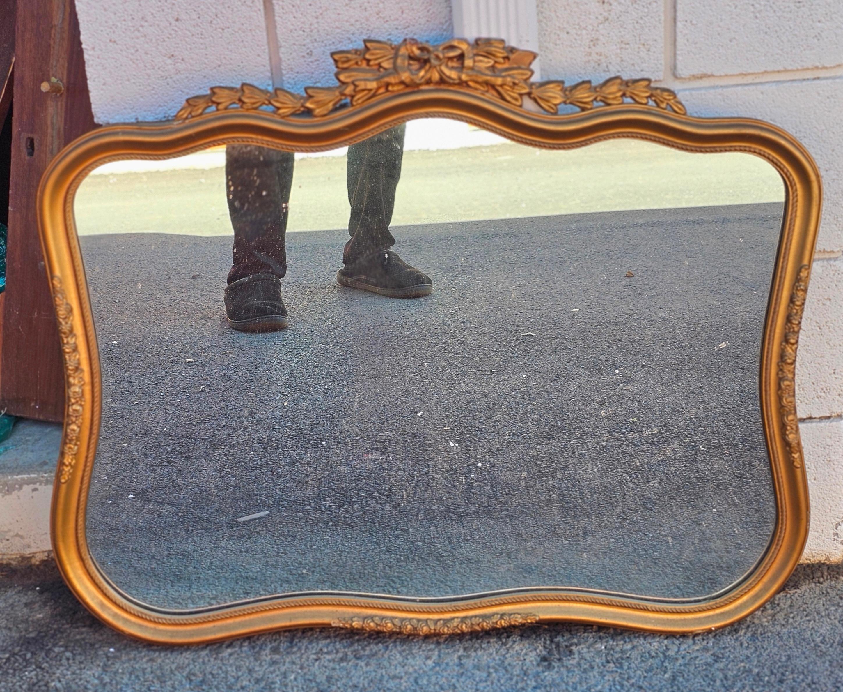Inconnu Miroir à cadre en bois doré sculpté de style Louis XV du début du 20e siècle en vente