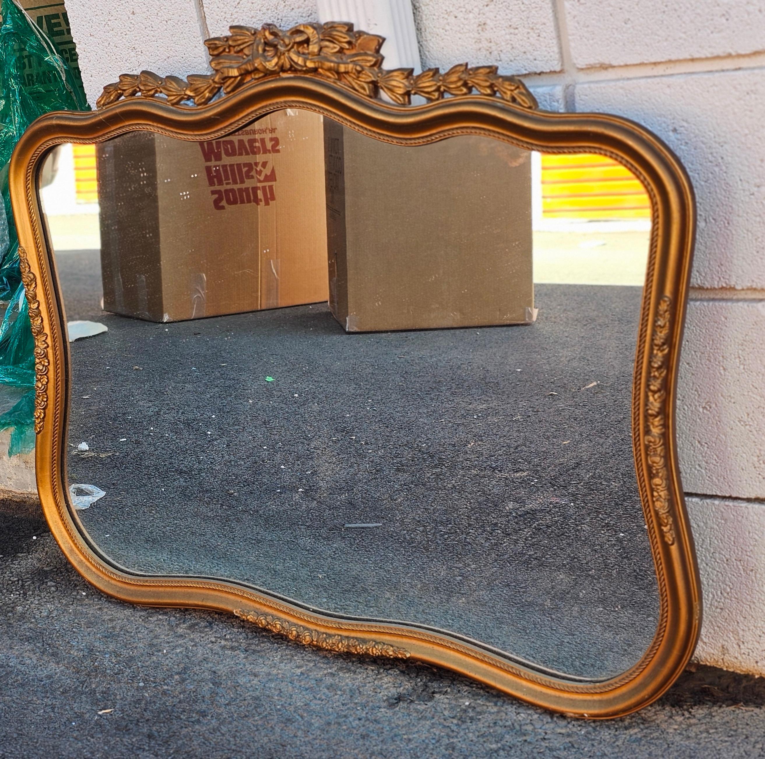 Sculpté Miroir à cadre en bois doré sculpté de style Louis XV du début du 20e siècle en vente
