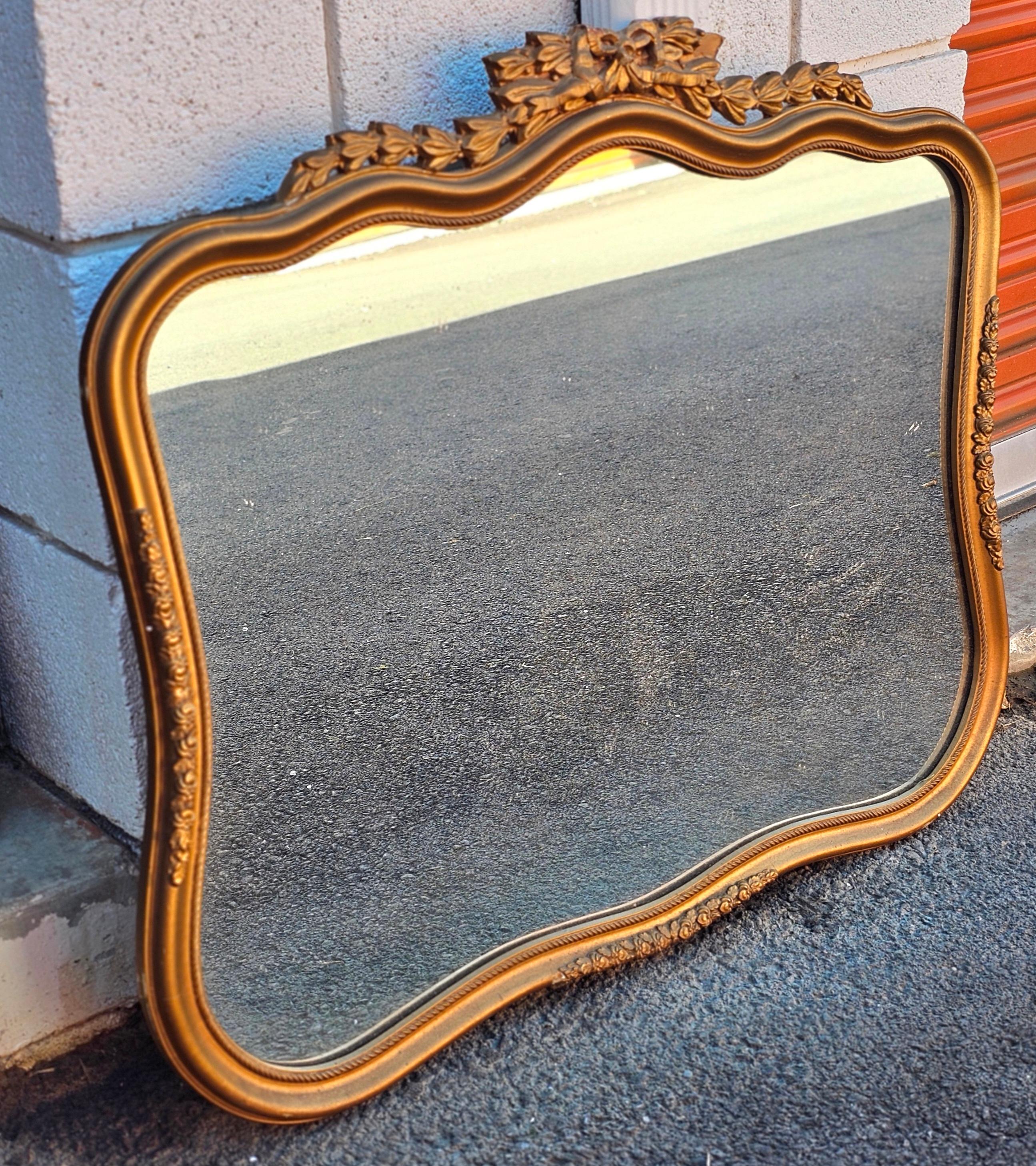 Miroir à cadre en bois doré sculpté de style Louis XV du début du 20e siècle Bon état - En vente à Germantown, MD