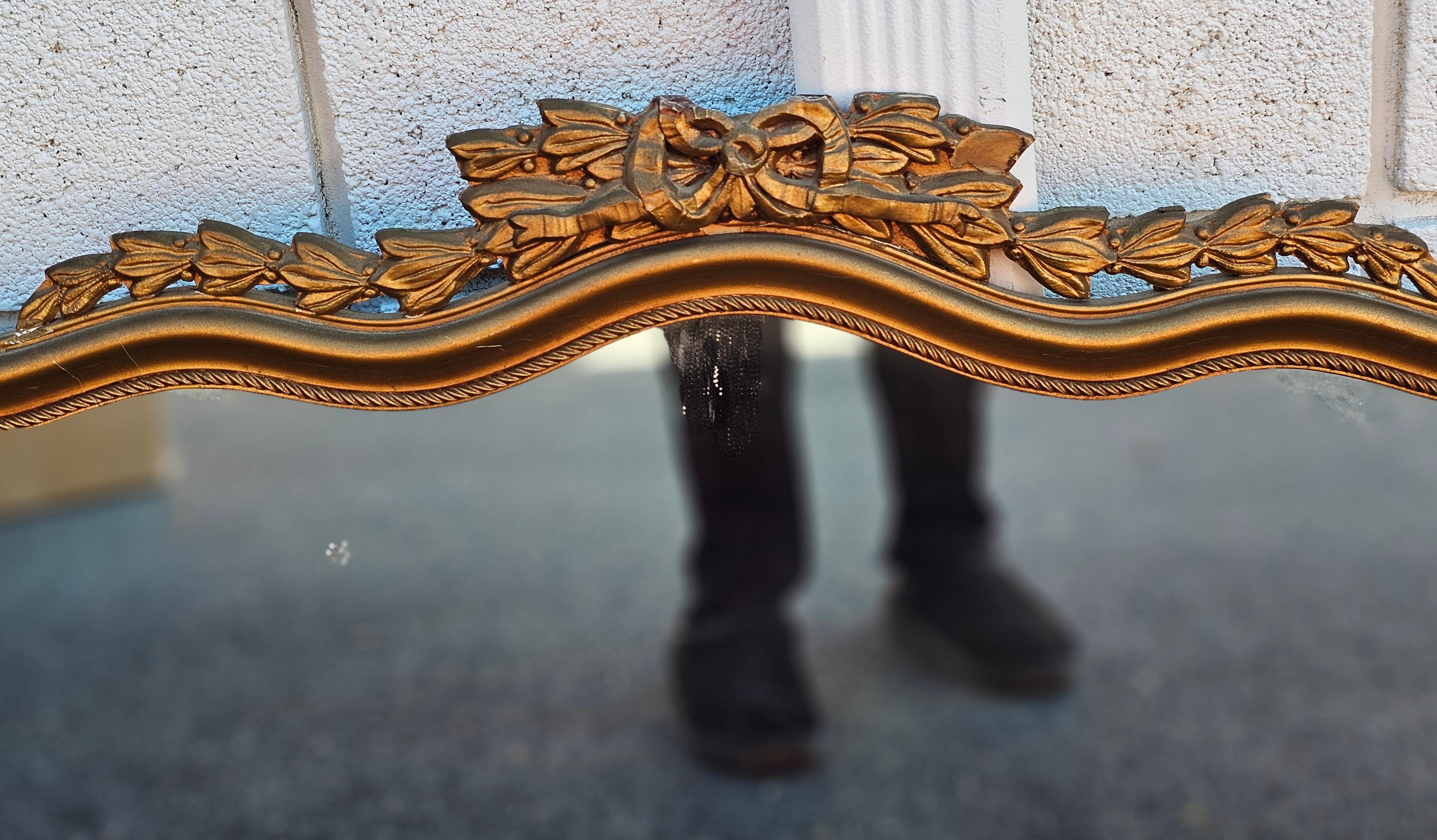 20ième siècle Miroir à cadre en bois doré sculpté de style Louis XV du début du 20e siècle en vente