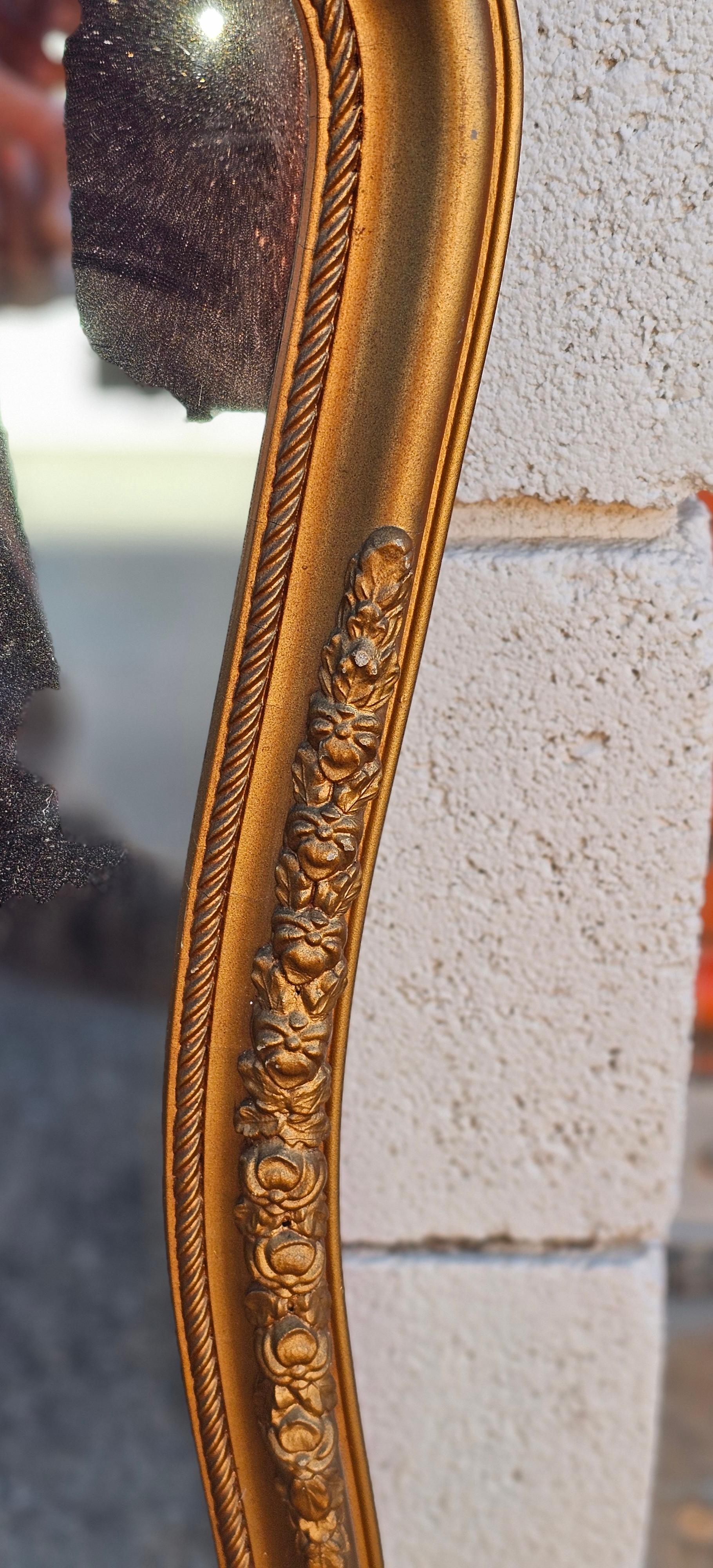 Miroir à cadre en bois doré sculpté de style Louis XV du début du 20e siècle en vente 2